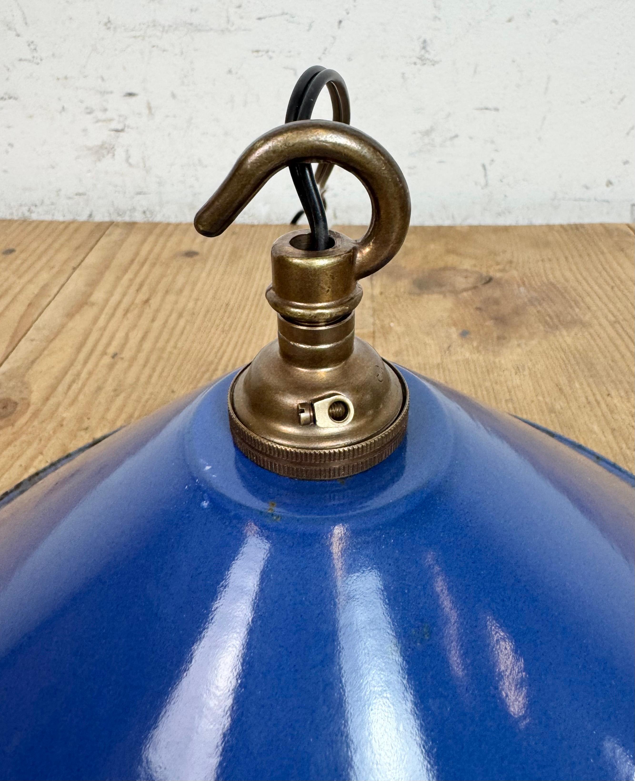 Lampe suspendue d'usine industrielle en émail bleu, années 1950 en vente 6