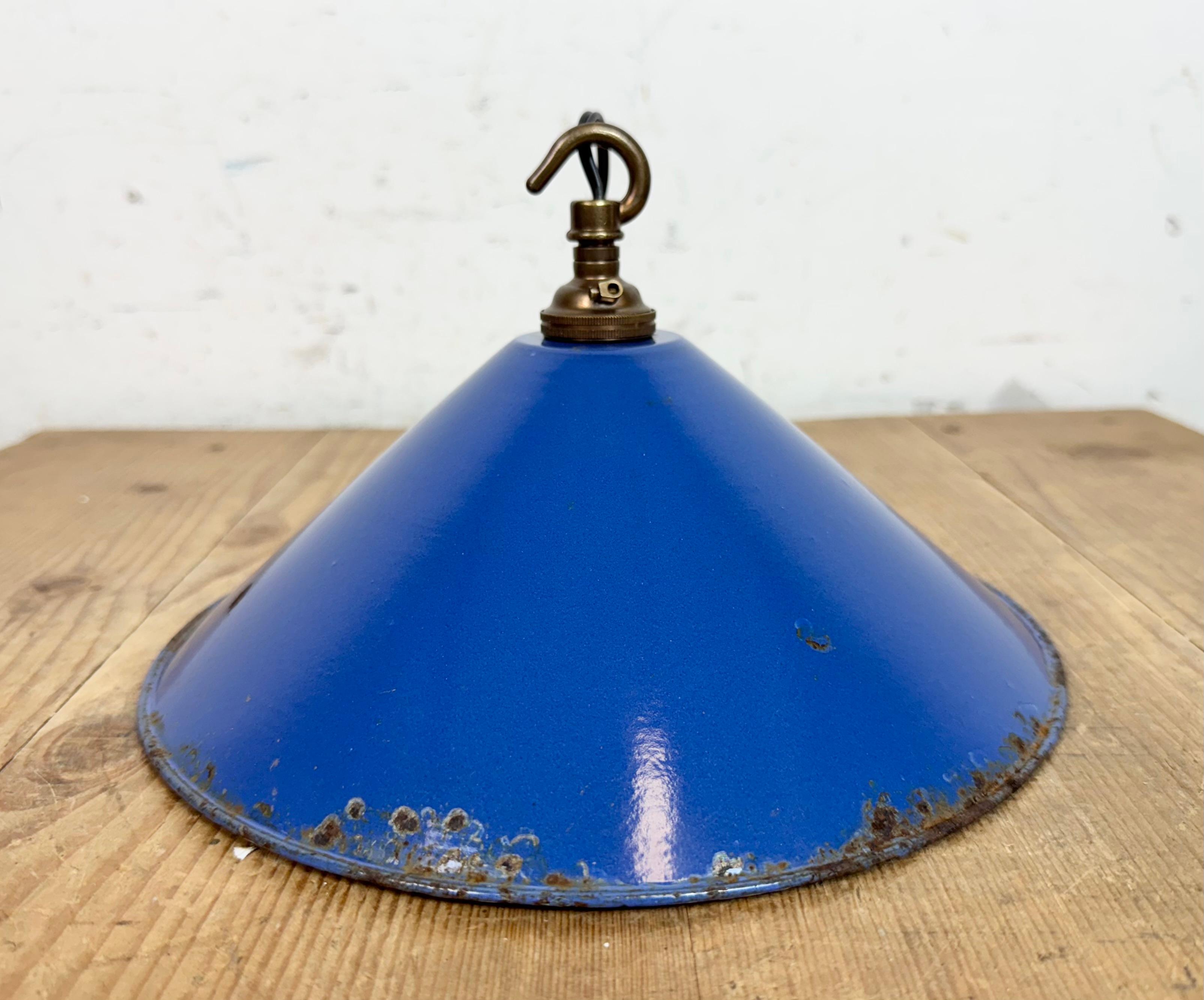 Lampe suspendue d'usine industrielle en émail bleu, années 1950 en vente 7