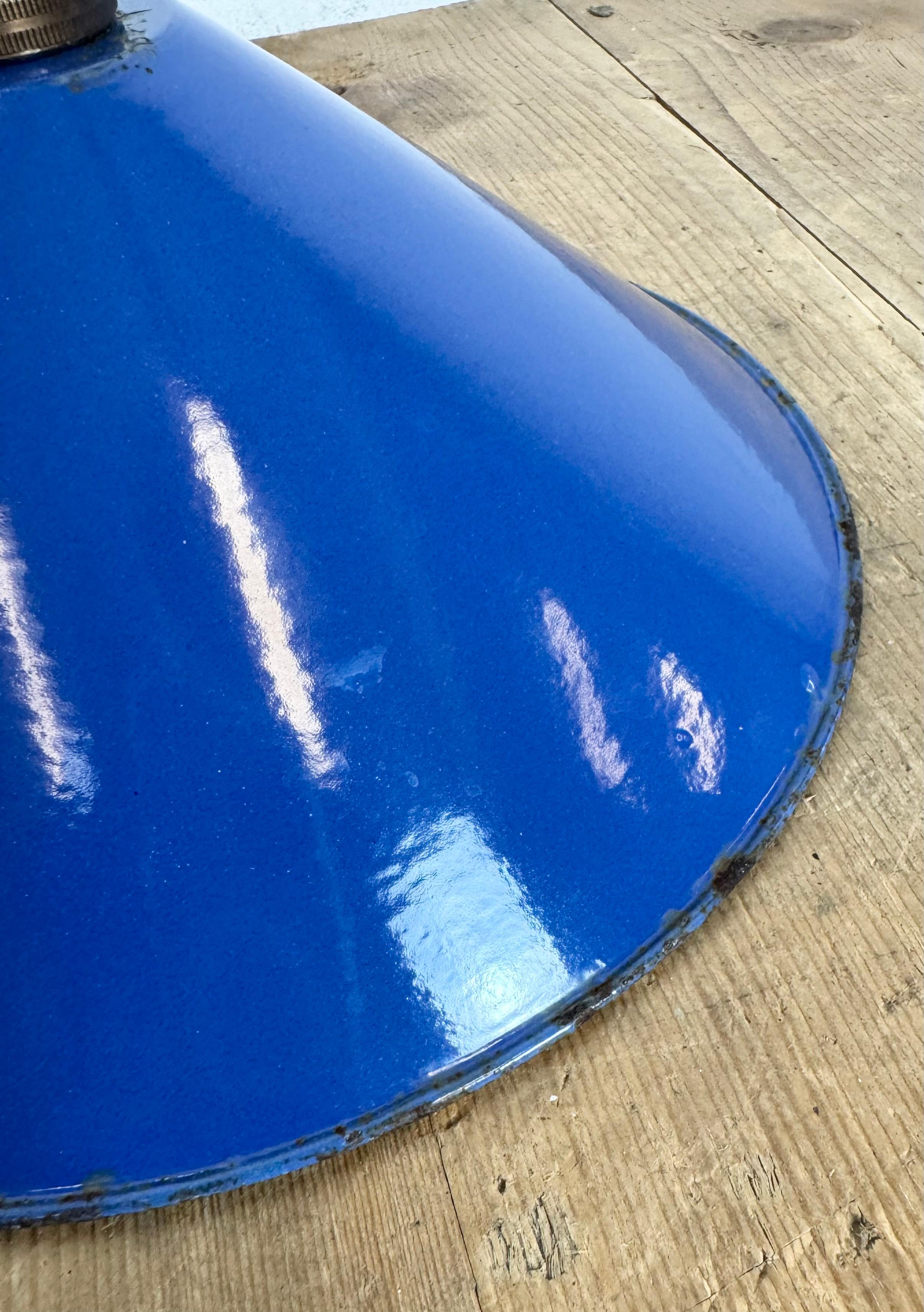 Lampe suspendue d'usine industrielle en émail bleu, années 1950 en vente 8