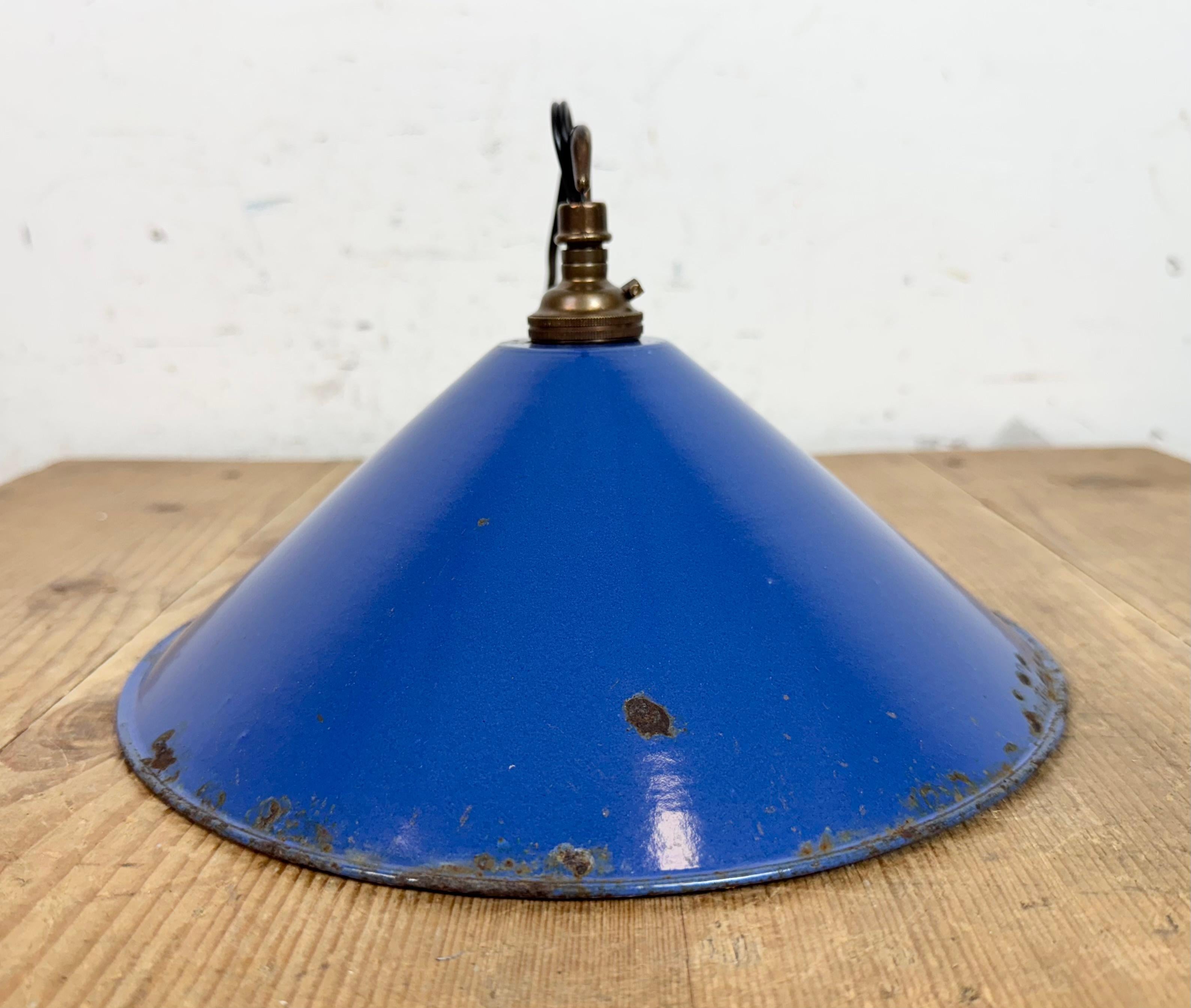 Lampe suspendue d'usine industrielle en émail bleu, années 1950 en vente 8
