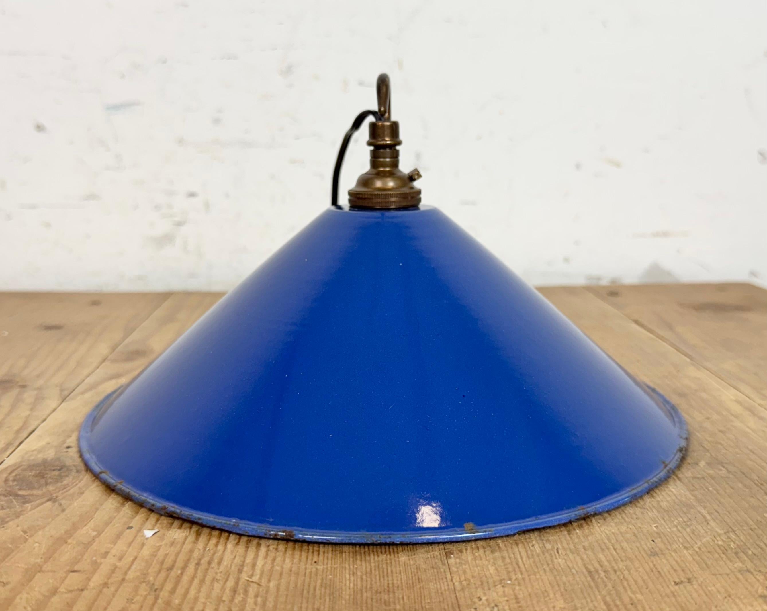 Lampe suspendue d'usine industrielle en émail bleu, années 1950 en vente 9