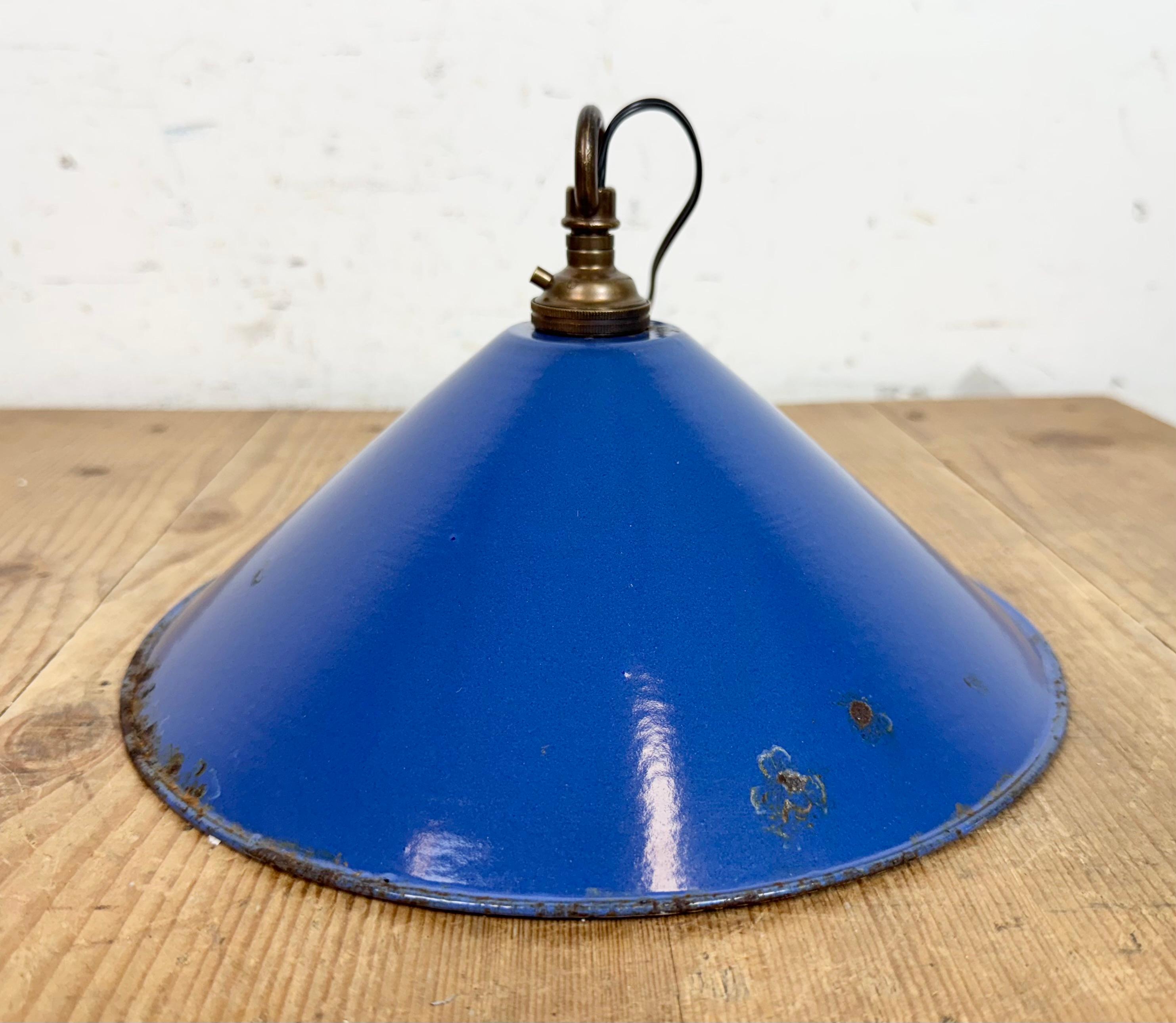Lampe suspendue d'usine industrielle en émail bleu, années 1950 en vente 10