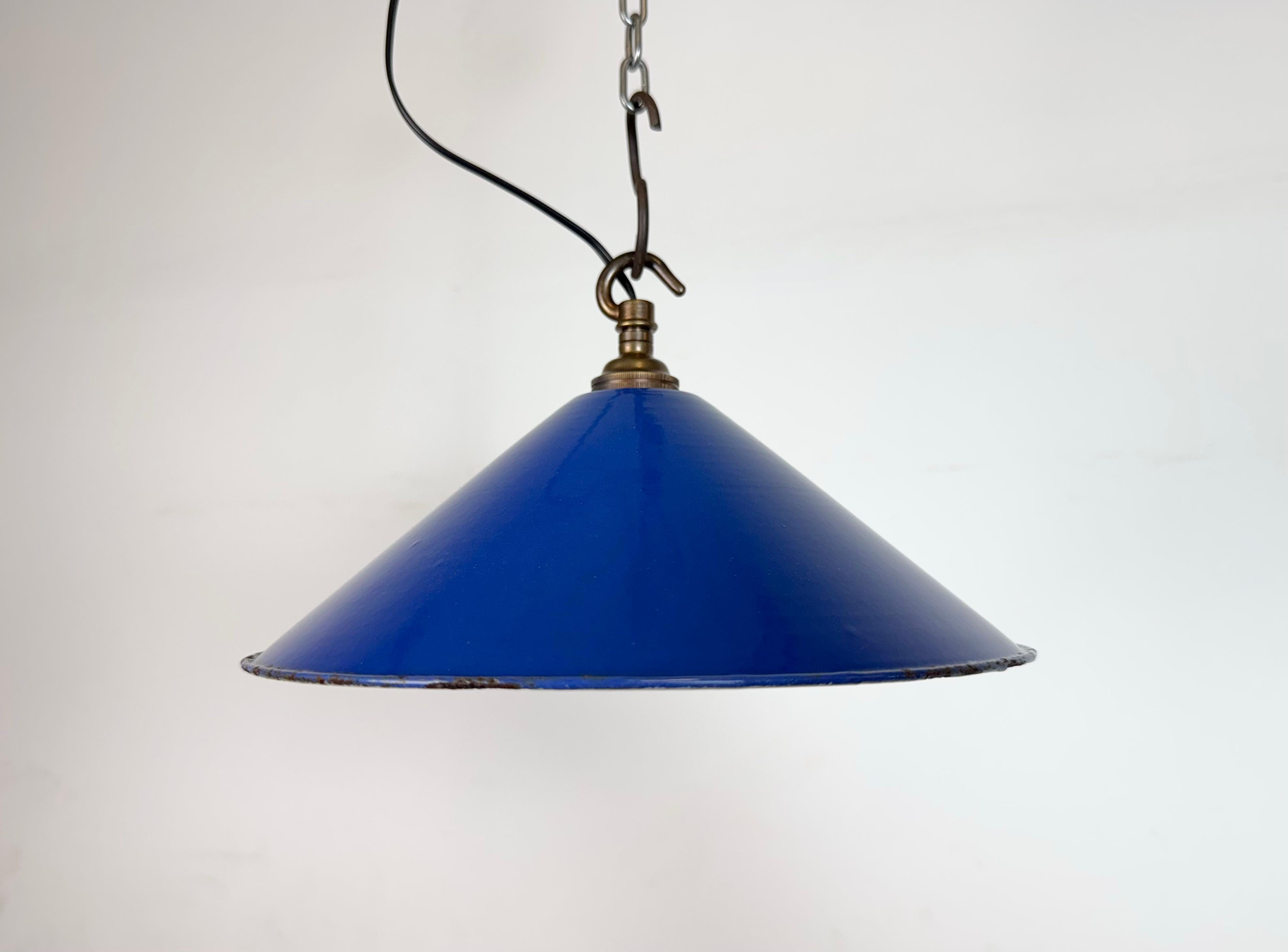 Suspension industrielle en émail bleu fabriquée au Royaume-Uni dans les années 1950. Émail blanc à l'intérieur de la teinte. Dessus en laiton. La douille nécessite des ampoules à baïonnette B22. Un nouveau fil. Le poids de la lampe est de 0,3 kg. Le