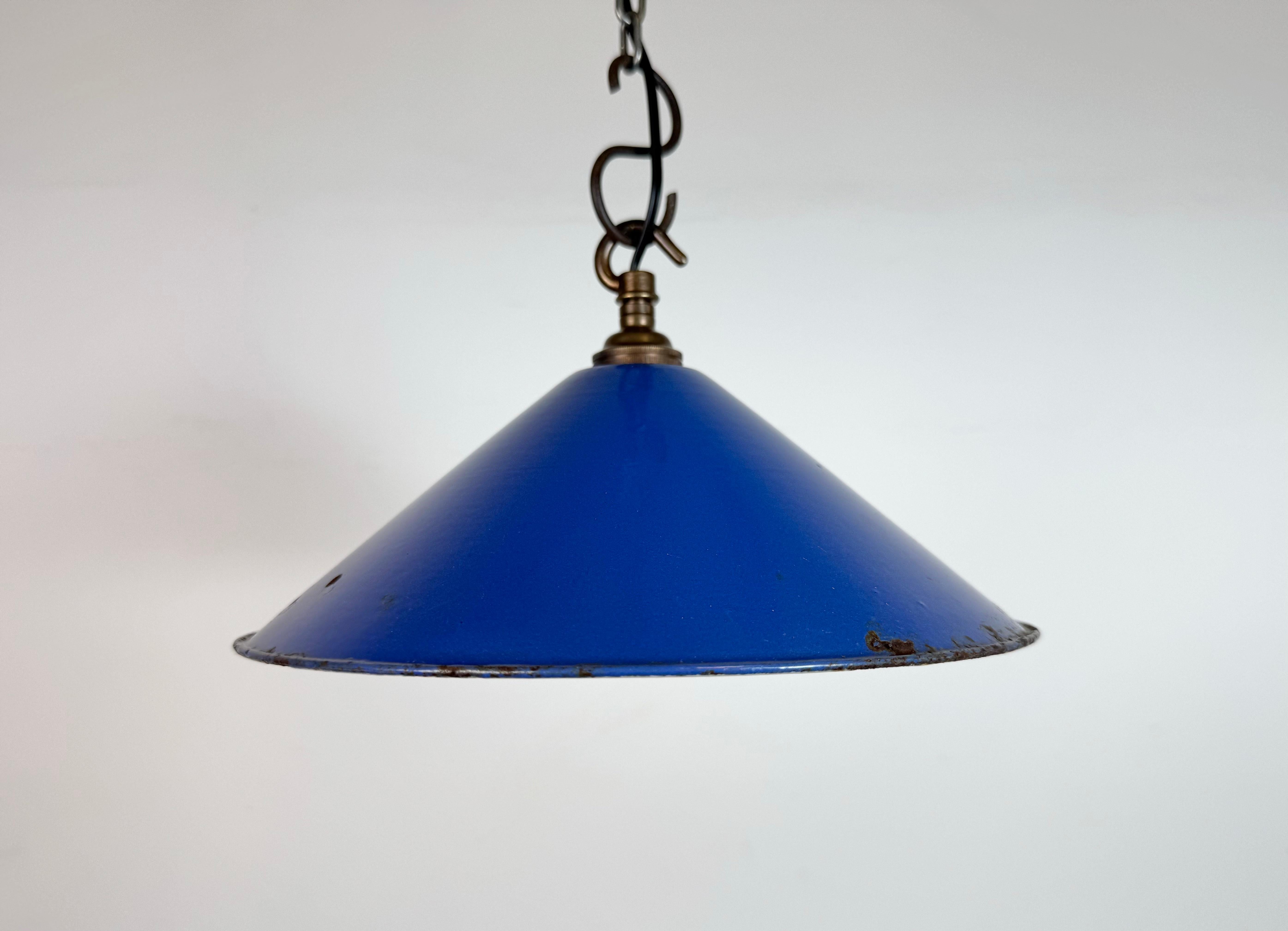 Suspension industrielle en émail bleu fabriquée au Royaume-Uni dans les années 1950. Émail blanc à l'intérieur de la teinte. Dessus en laiton. La douille nécessite des ampoules à baïonnette B22. Un nouveau fil. Le poids de la lampe est de 0,3 kg. Le