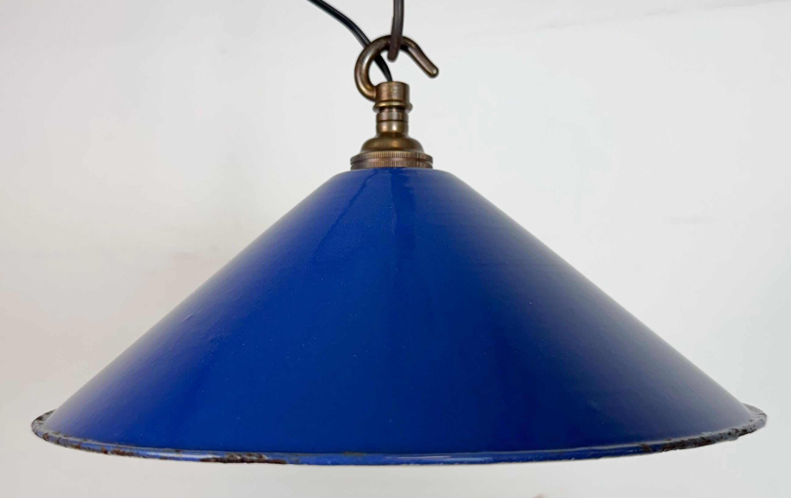 Industriel Lampe suspendue d'usine industrielle en émail bleu, années 1950 en vente