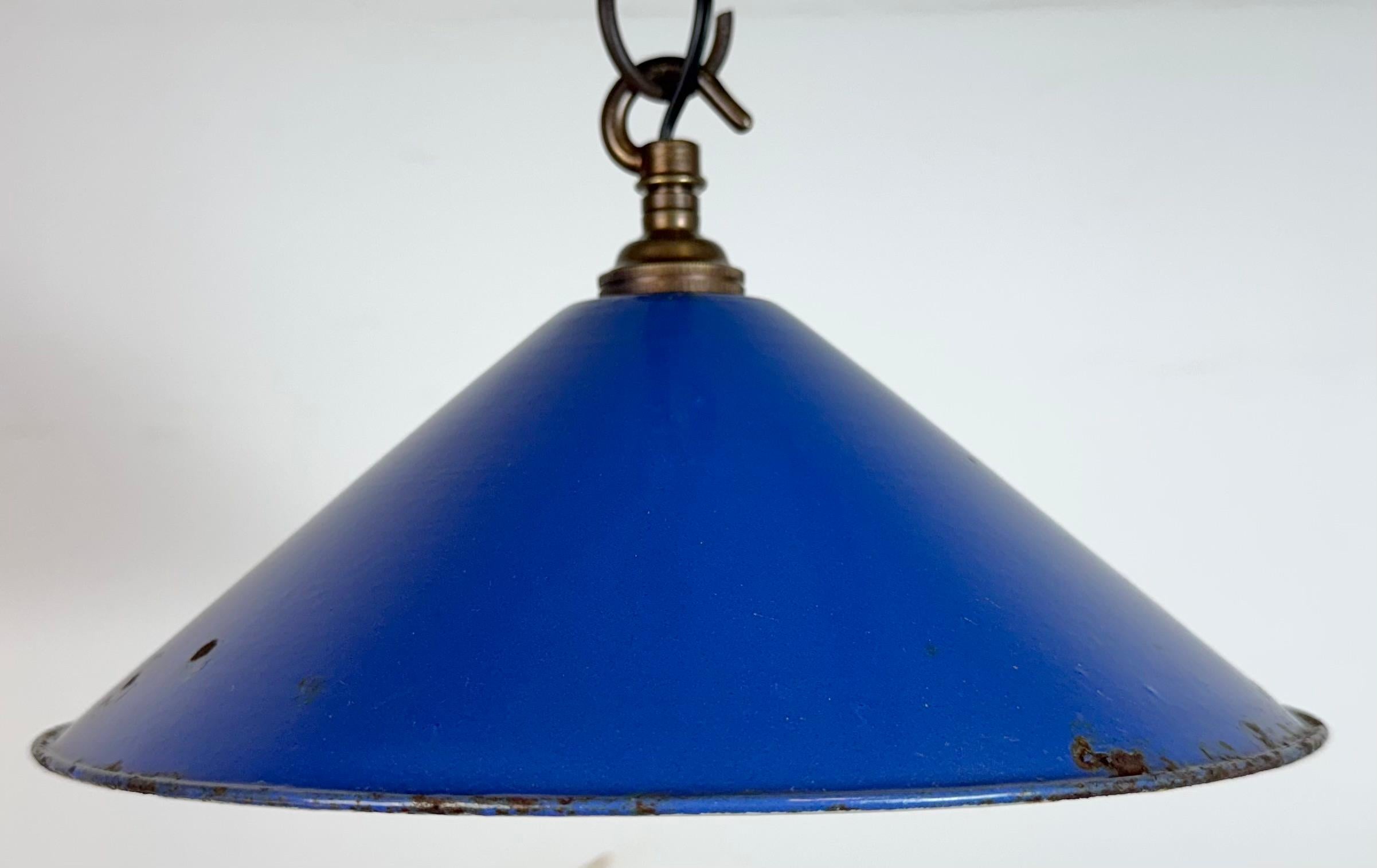 Industriel Lampe suspendue d'usine industrielle en émail bleu, années 1950 en vente