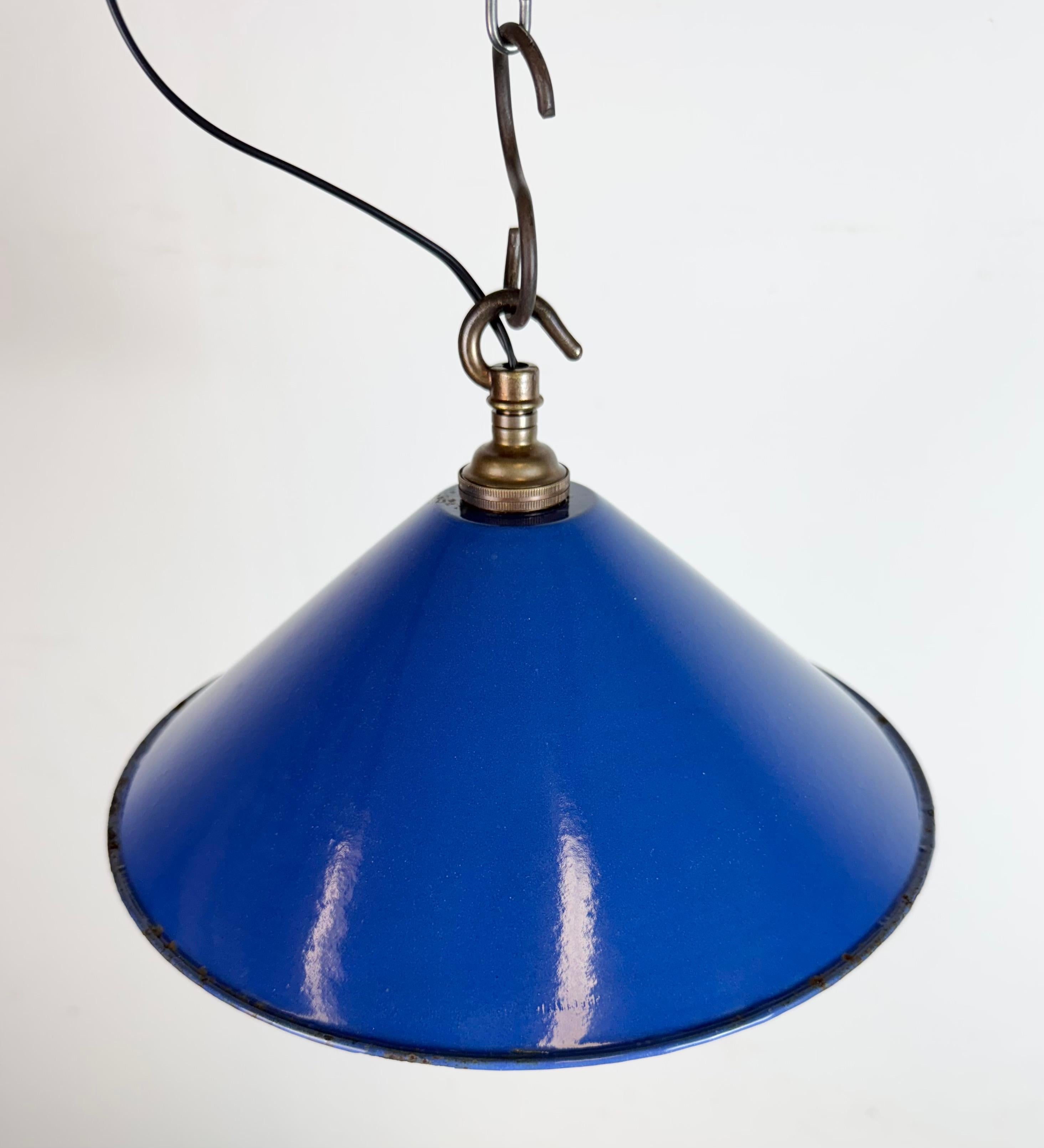 Britannique Lampe suspendue d'usine industrielle en émail bleu, années 1950 en vente