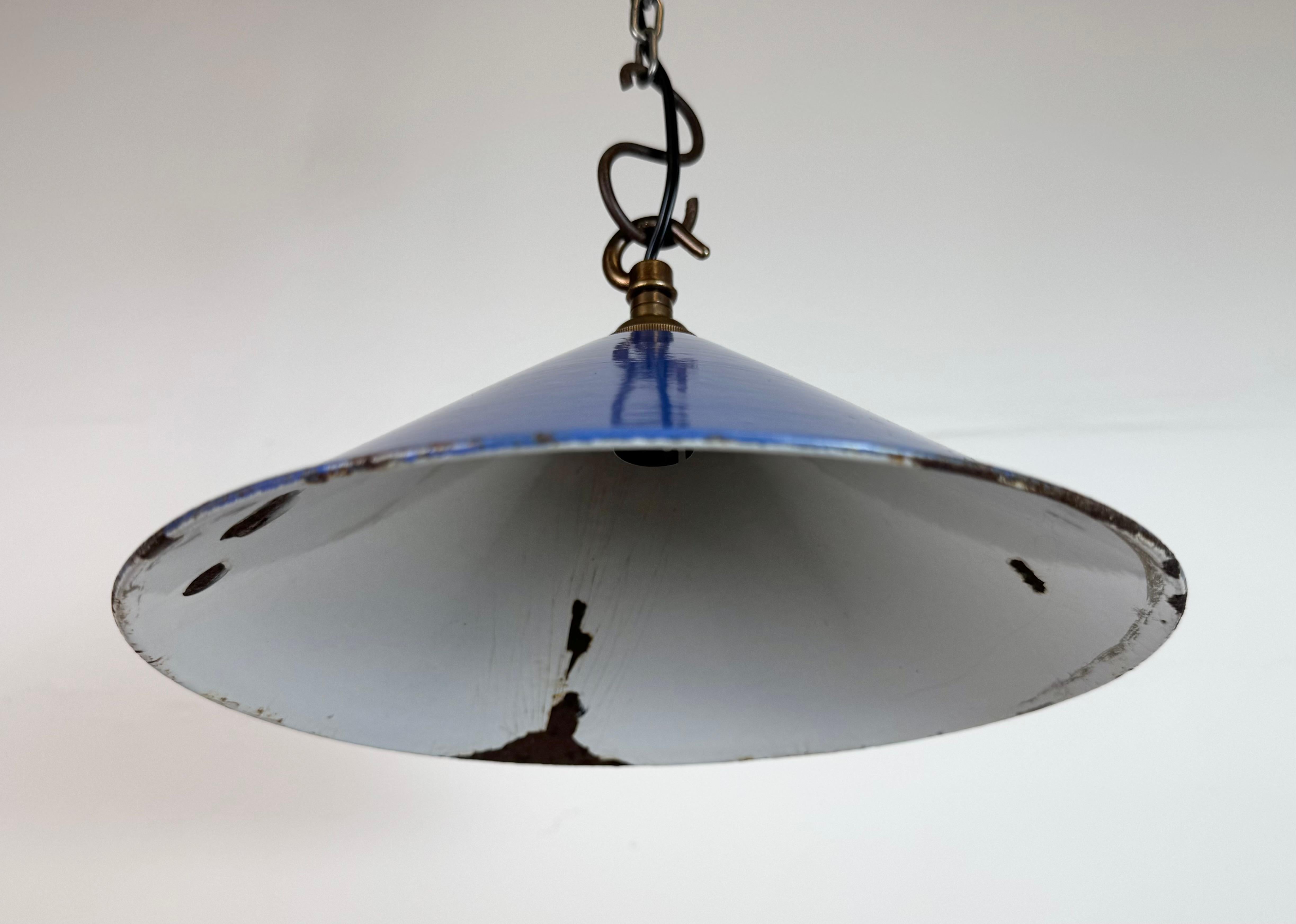 Britannique Lampe suspendue d'usine industrielle en émail bleu, années 1950 en vente