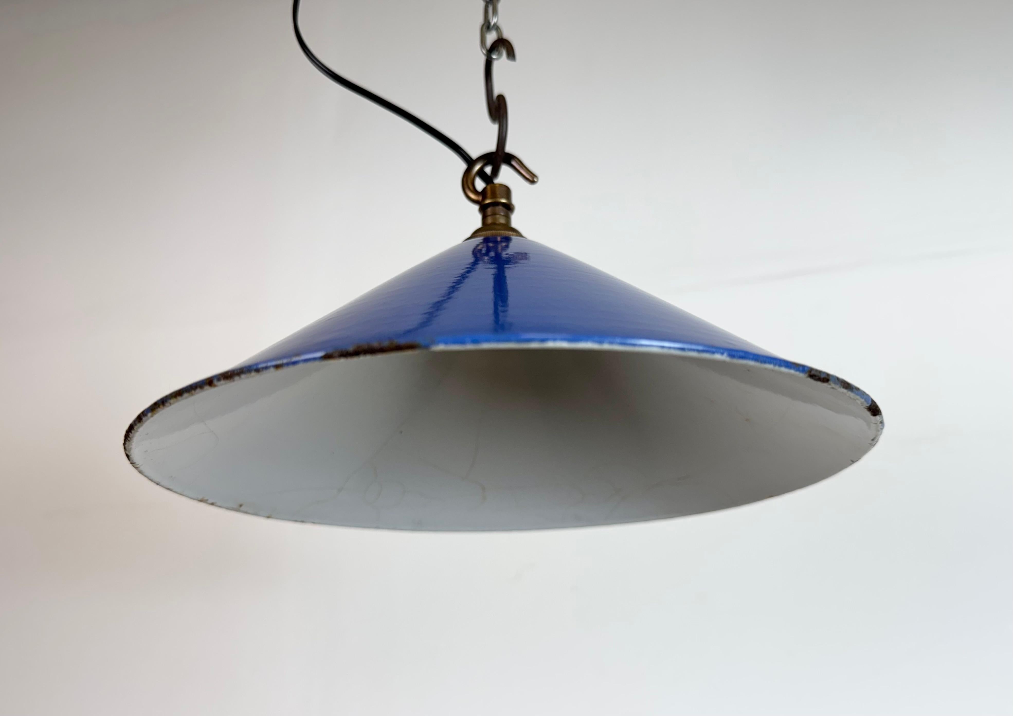 Lampe suspendue d'usine industrielle en émail bleu, années 1950 Bon état - En vente à Kojetice, CZ