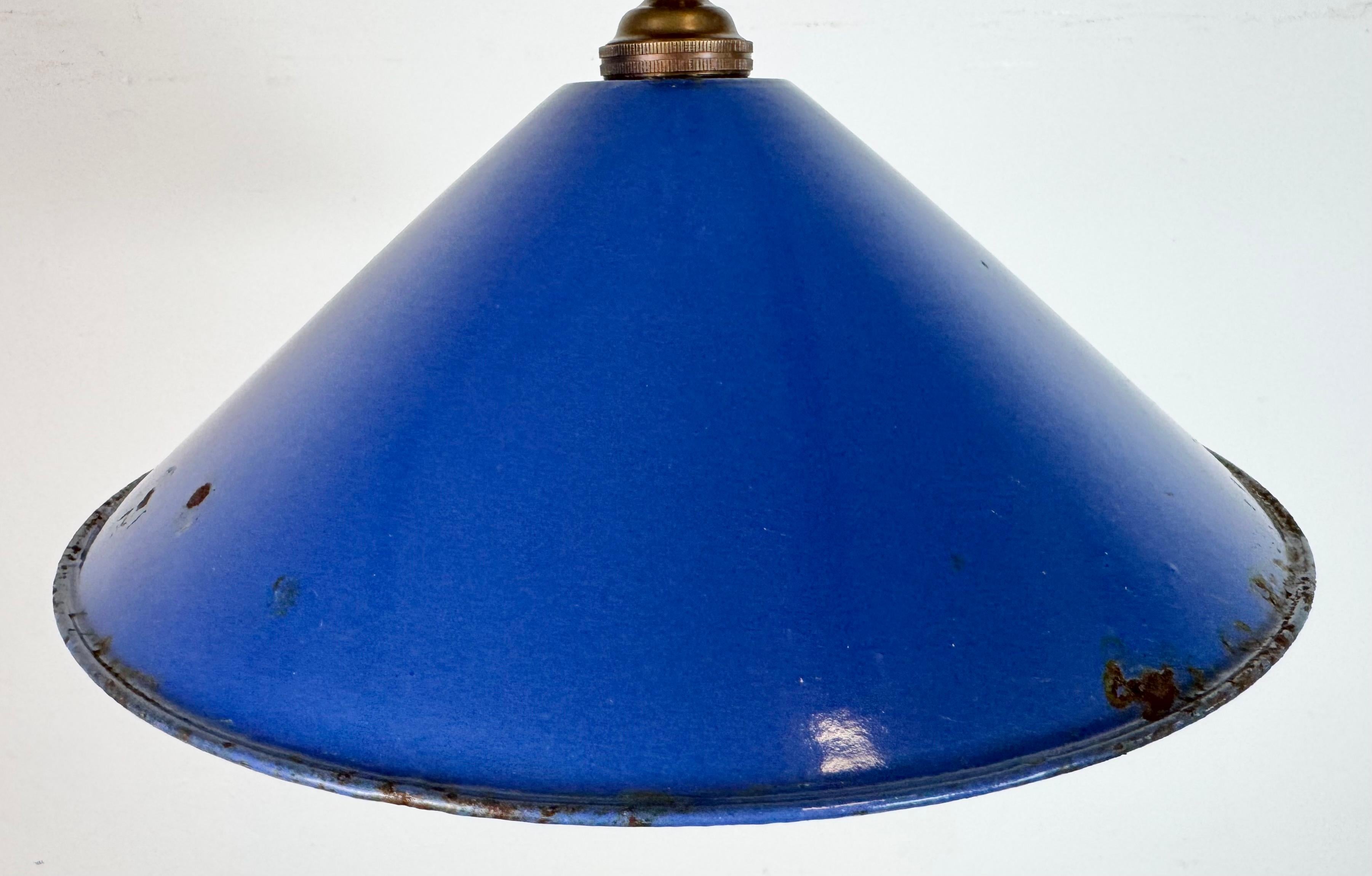 Lampe suspendue d'usine industrielle en émail bleu, années 1950 Bon état - En vente à Kojetice, CZ