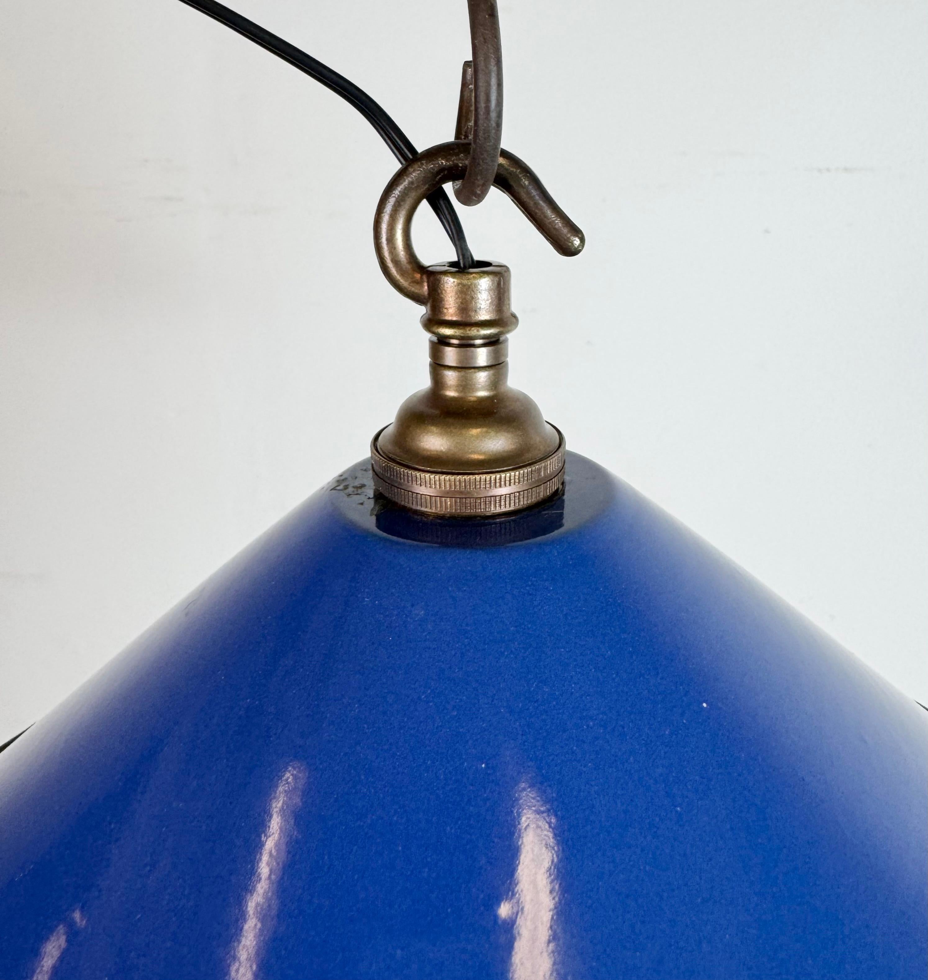 20ième siècle Lampe suspendue d'usine industrielle en émail bleu, années 1950 en vente