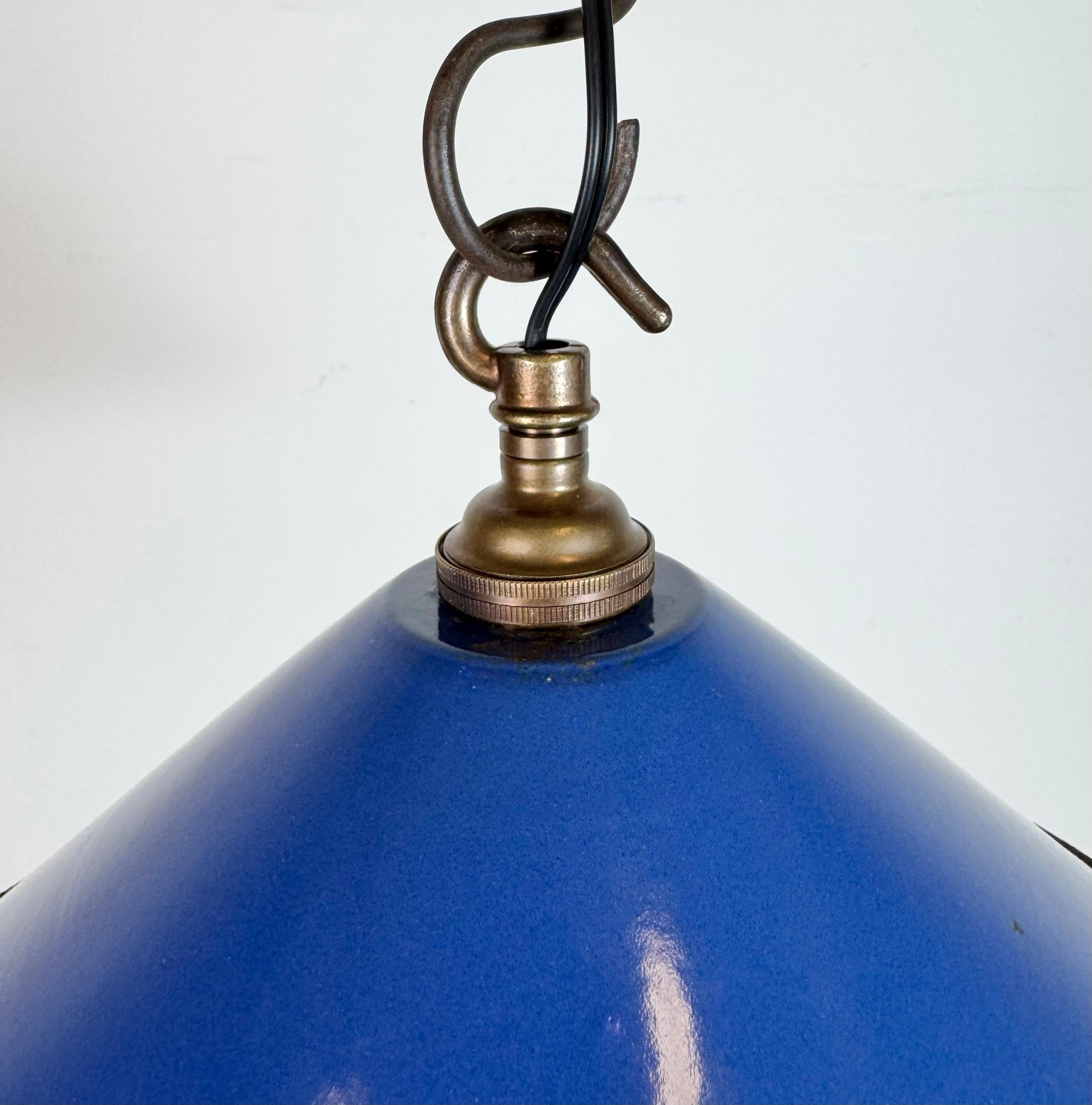 20ième siècle Lampe suspendue d'usine industrielle en émail bleu, années 1950 en vente