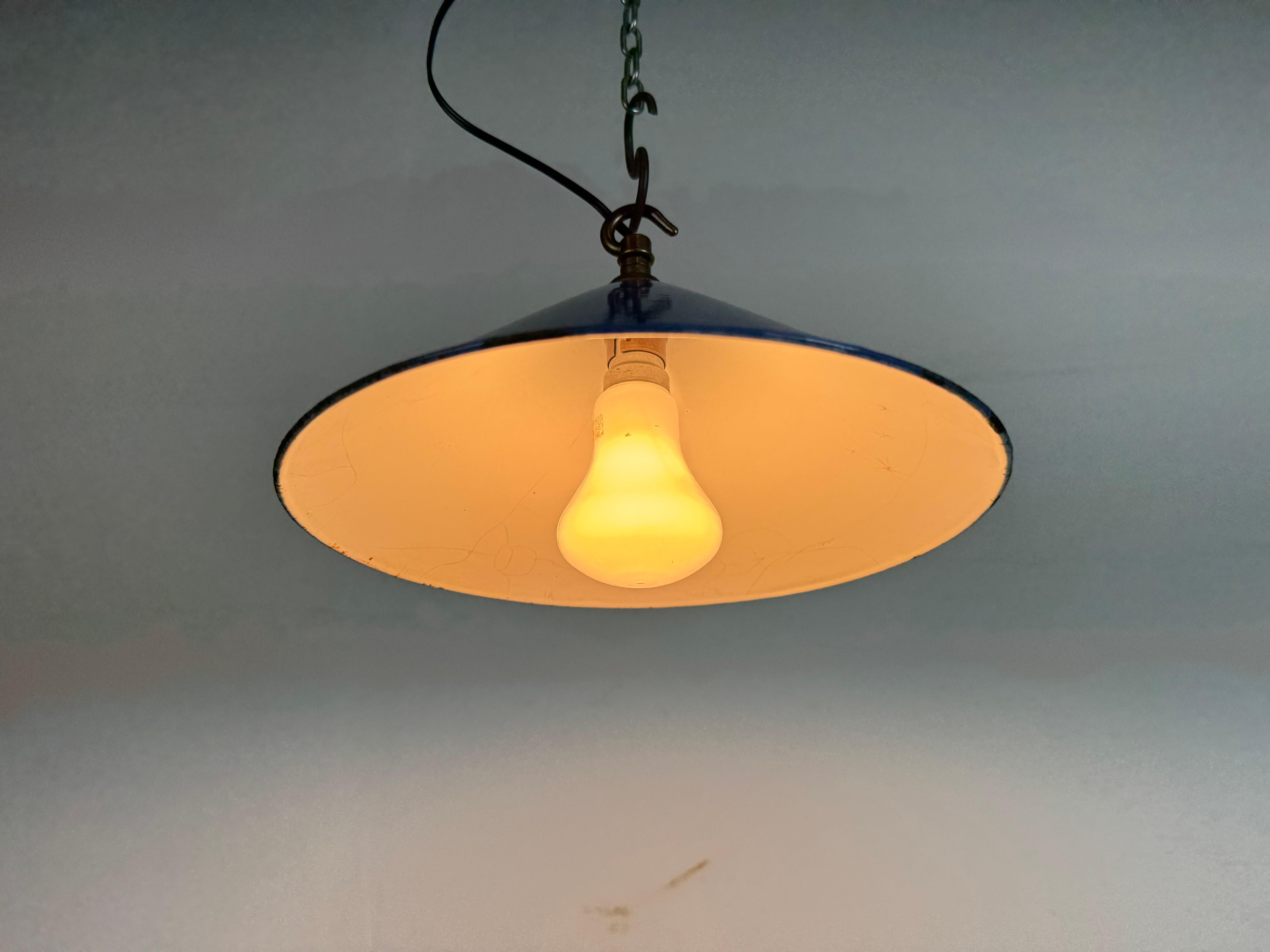 Laiton Lampe suspendue d'usine industrielle en émail bleu, années 1950 en vente