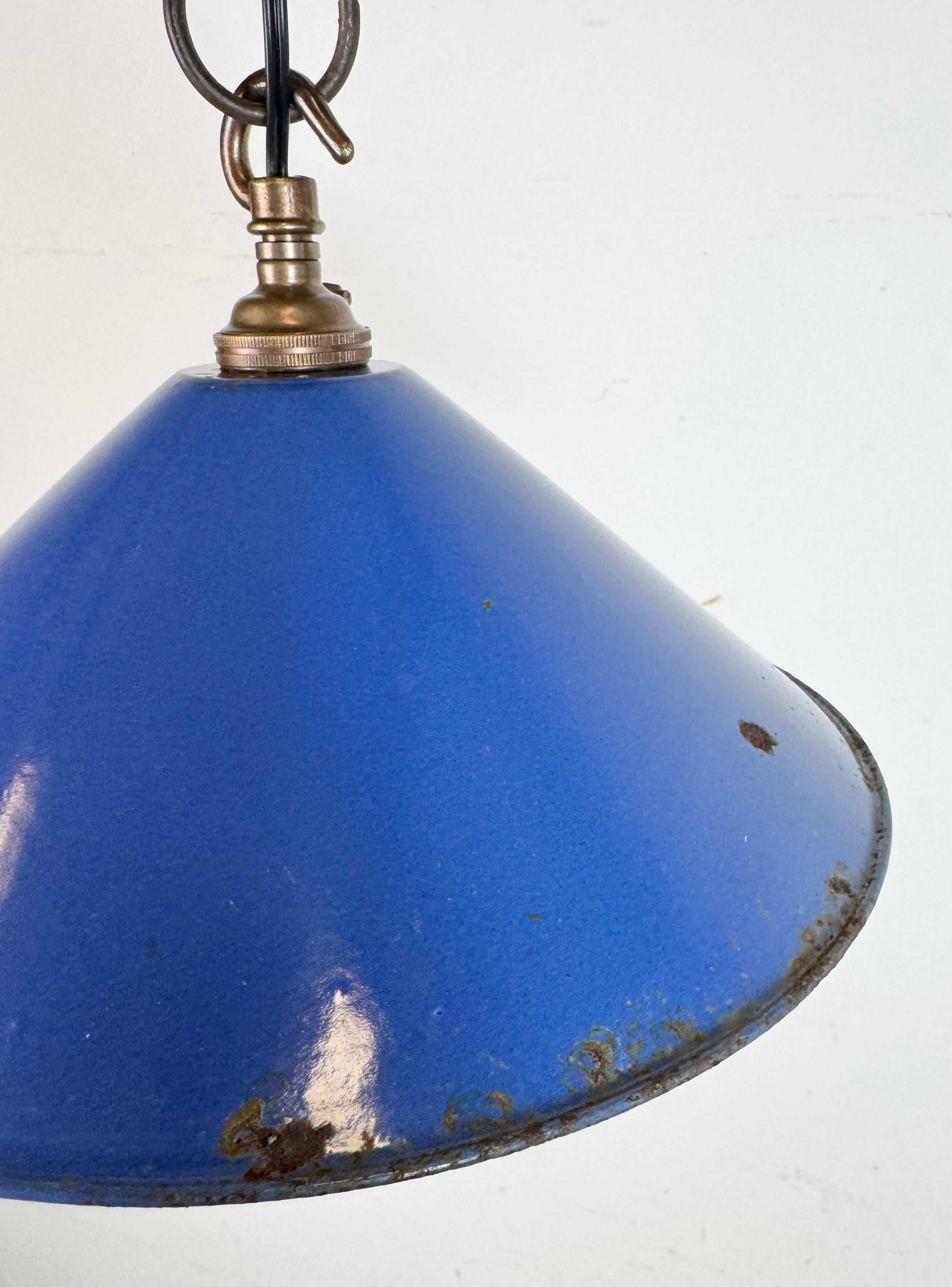 Laiton Lampe suspendue d'usine industrielle en émail bleu, années 1950 en vente