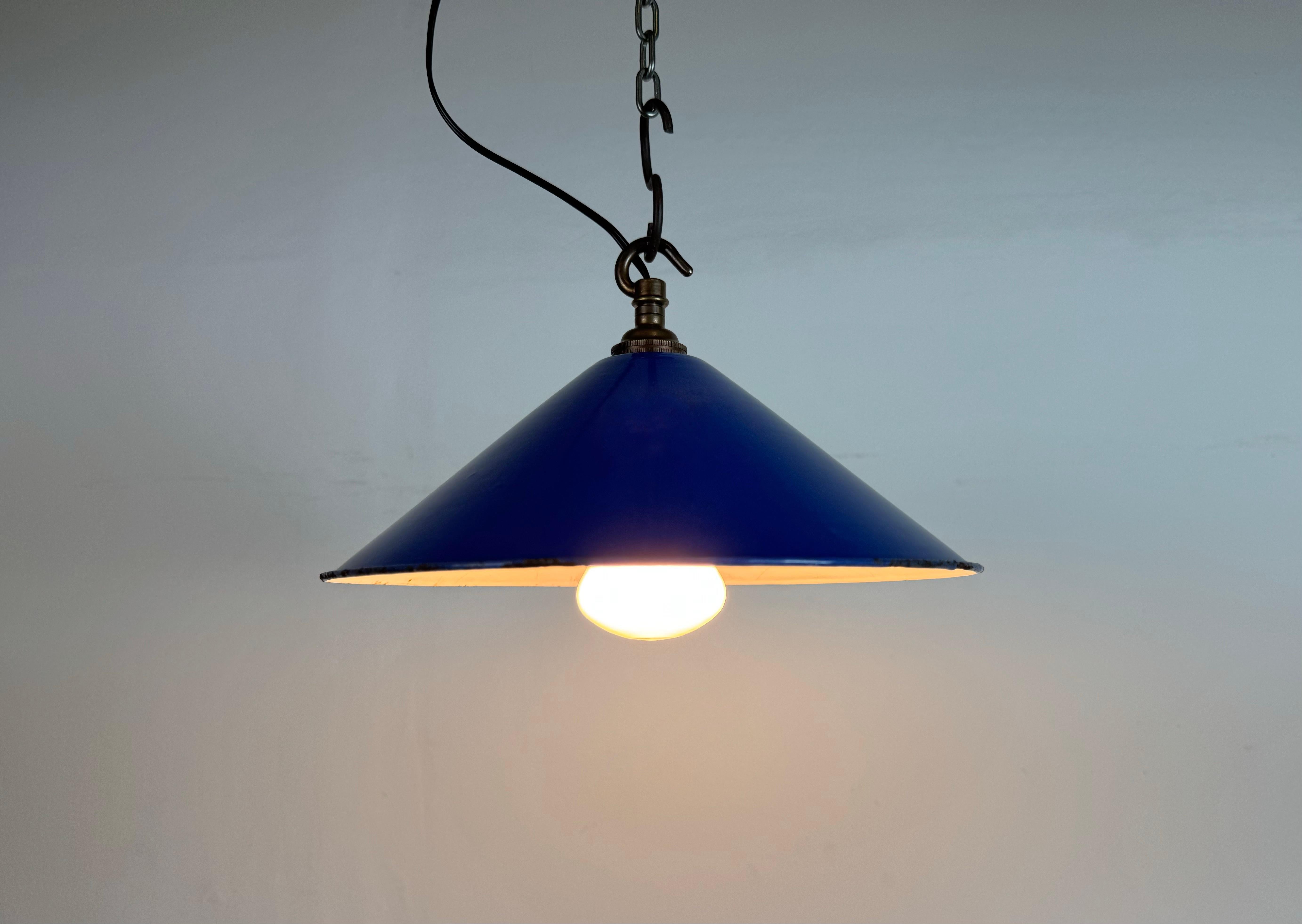 Lampe suspendue d'usine industrielle en émail bleu, années 1950 en vente 1