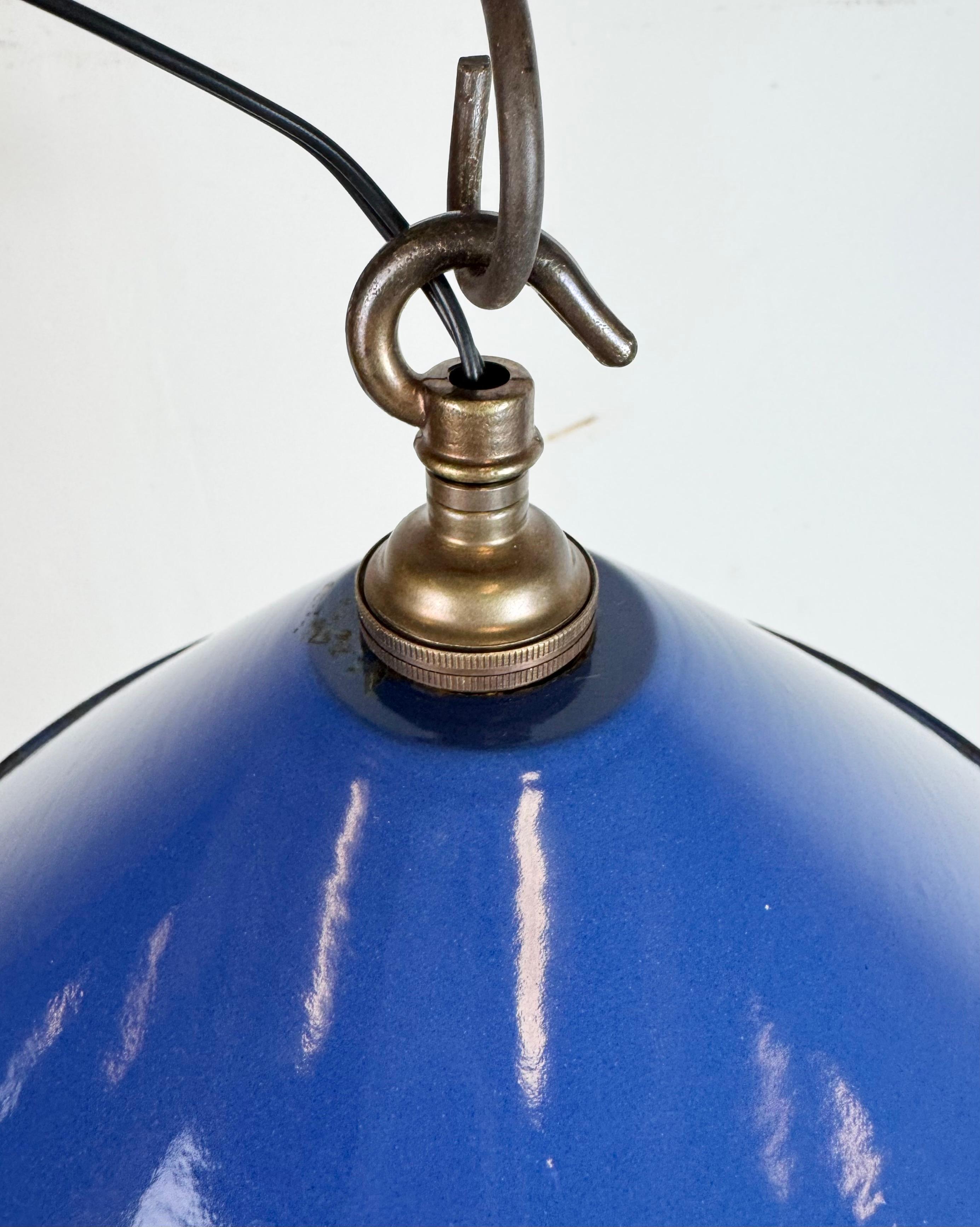 Lampe suspendue d'usine industrielle en émail bleu, années 1950 en vente 2