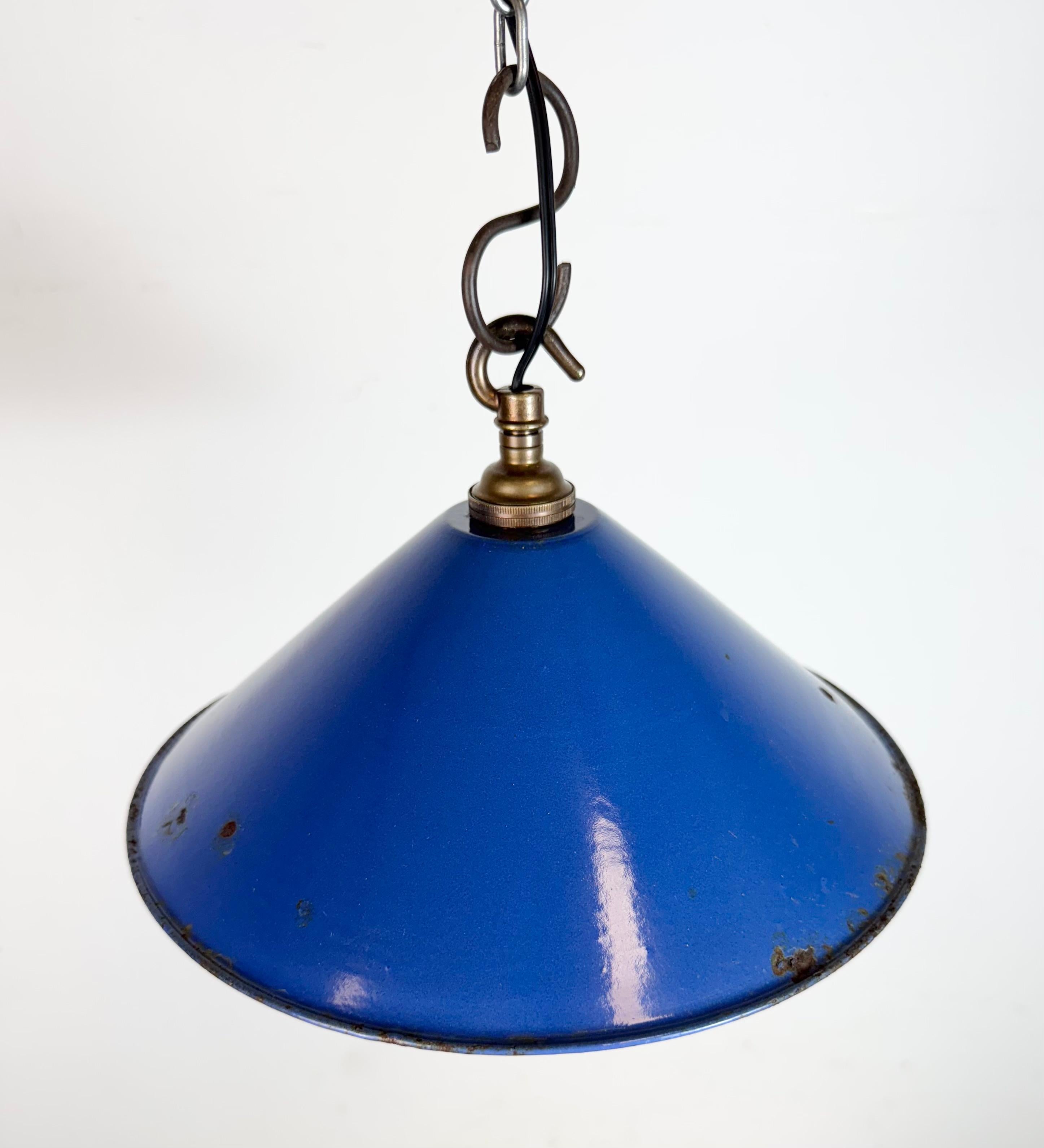 Lampe suspendue d'usine industrielle en émail bleu, années 1950 en vente 2