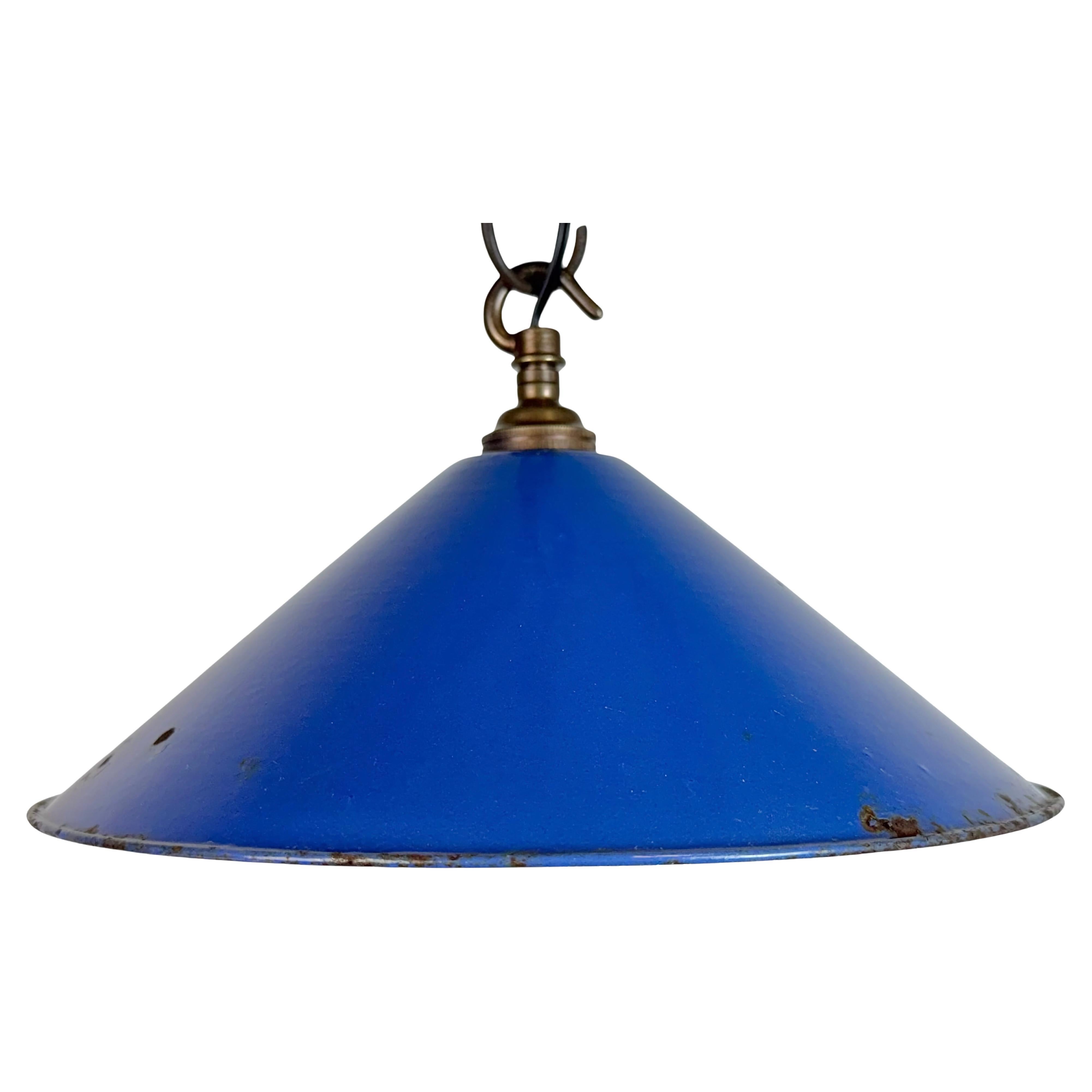 Lampe suspendue d'usine industrielle en émail bleu, années 1950 en vente