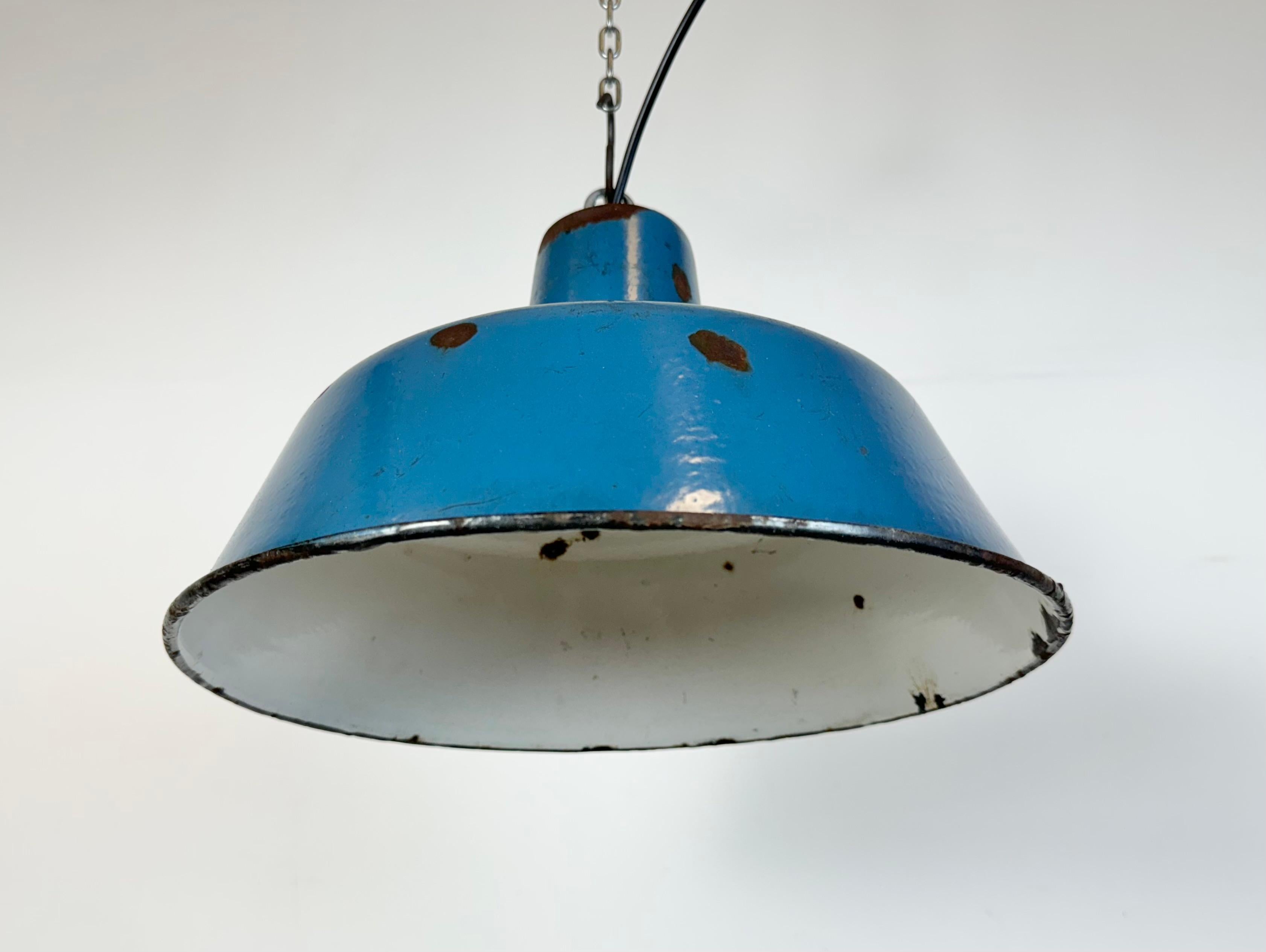 Lampada a sospensione industriale di fabbrica con smalto blu, anni '60 in vendita 3