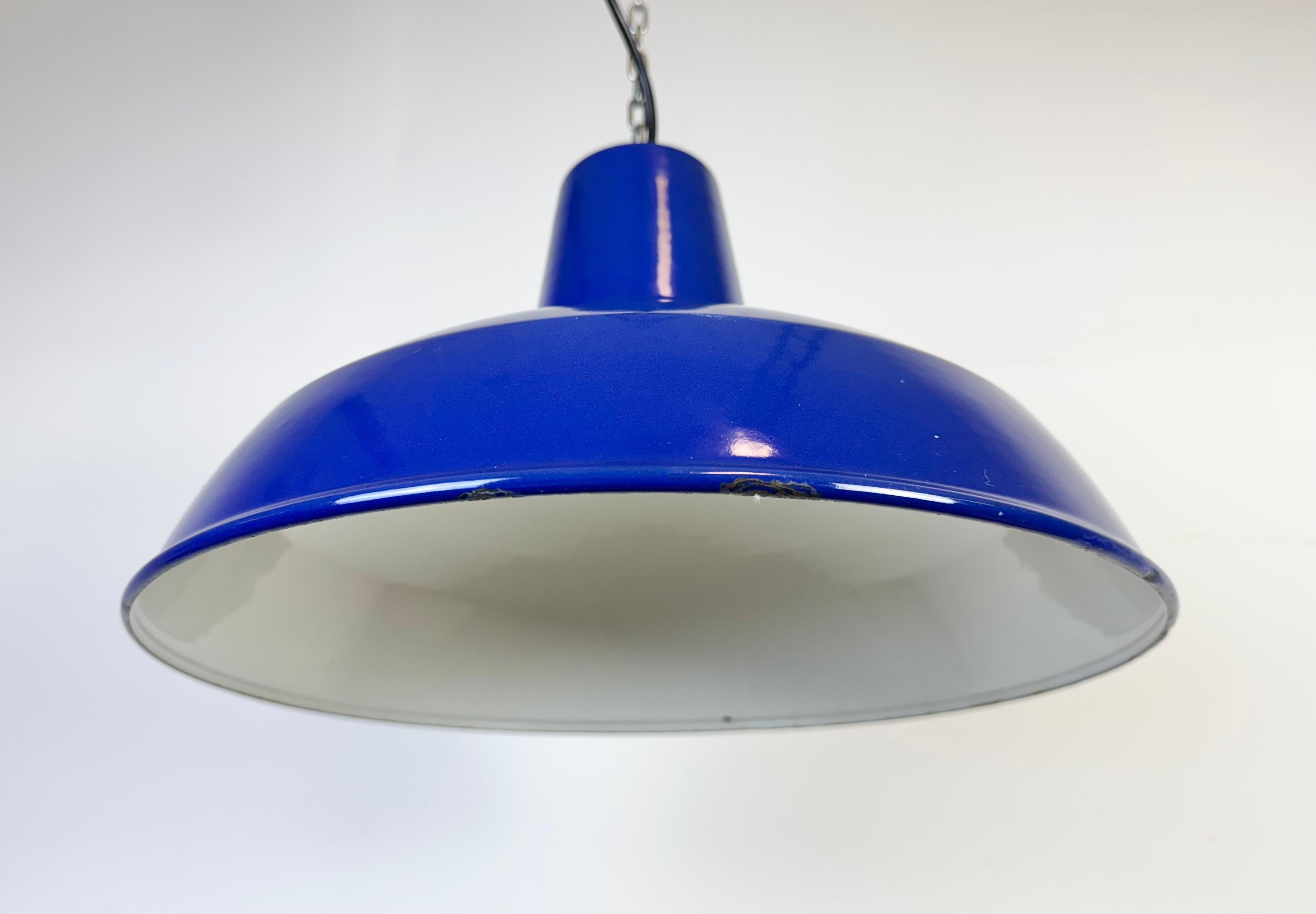 Lampada a sospensione industriale di fabbrica con smalto blu, anni '60 in vendita 3