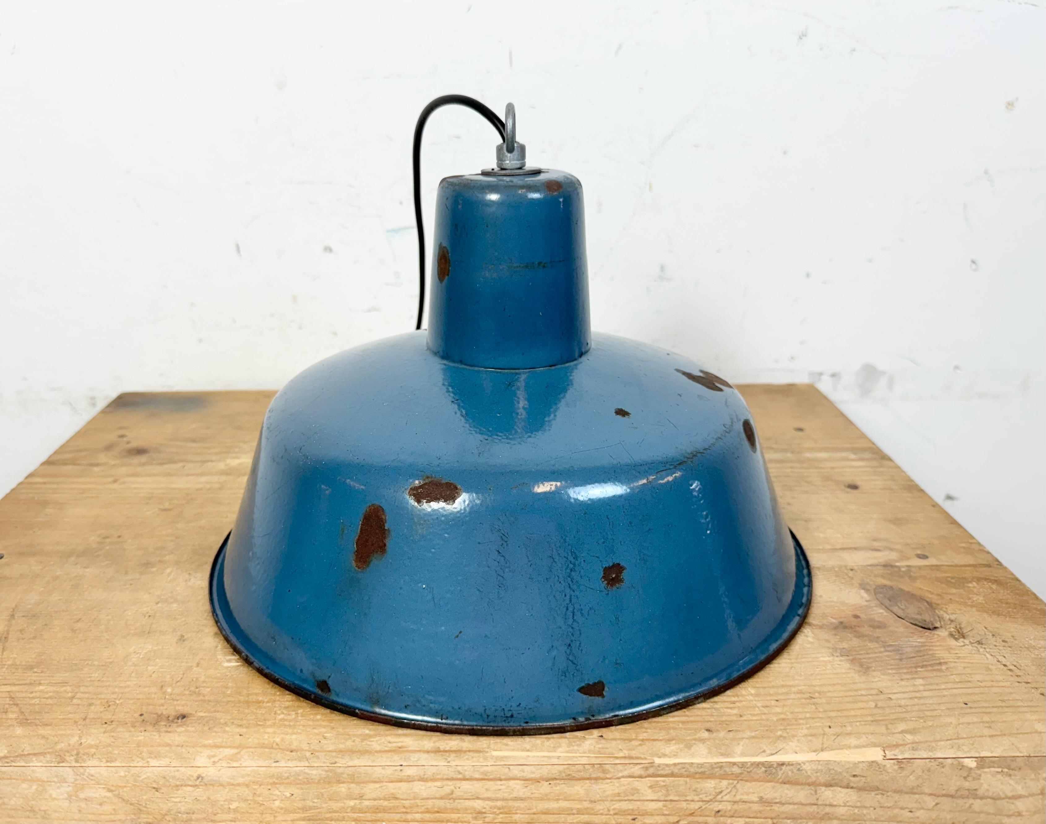Lampada a sospensione industriale di fabbrica con smalto blu, anni '60 in vendita 4
