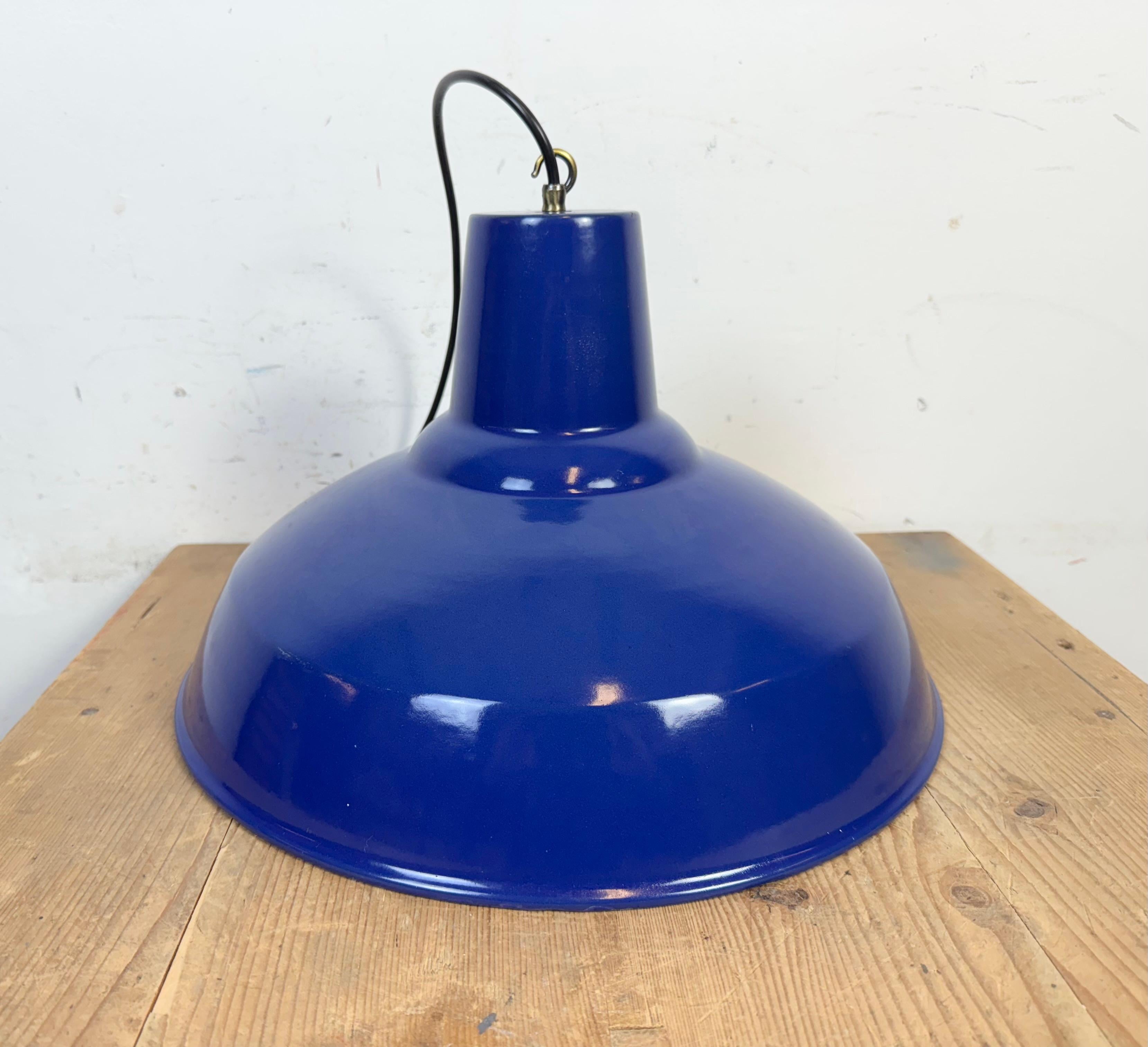 Lampada a sospensione industriale di fabbrica con smalto blu, anni '60 in vendita 4