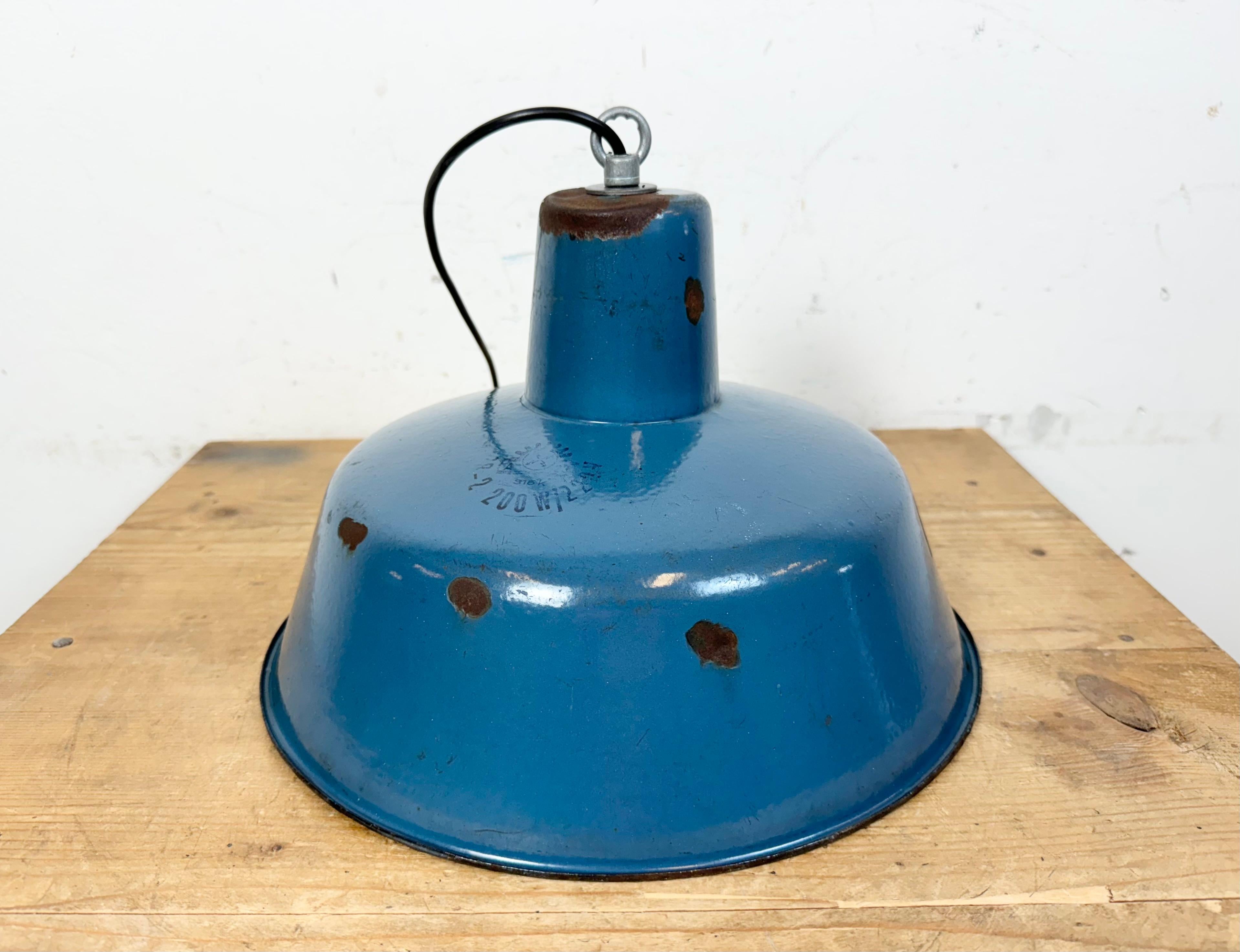 Lampada a sospensione industriale di fabbrica con smalto blu, anni '60 in vendita 5