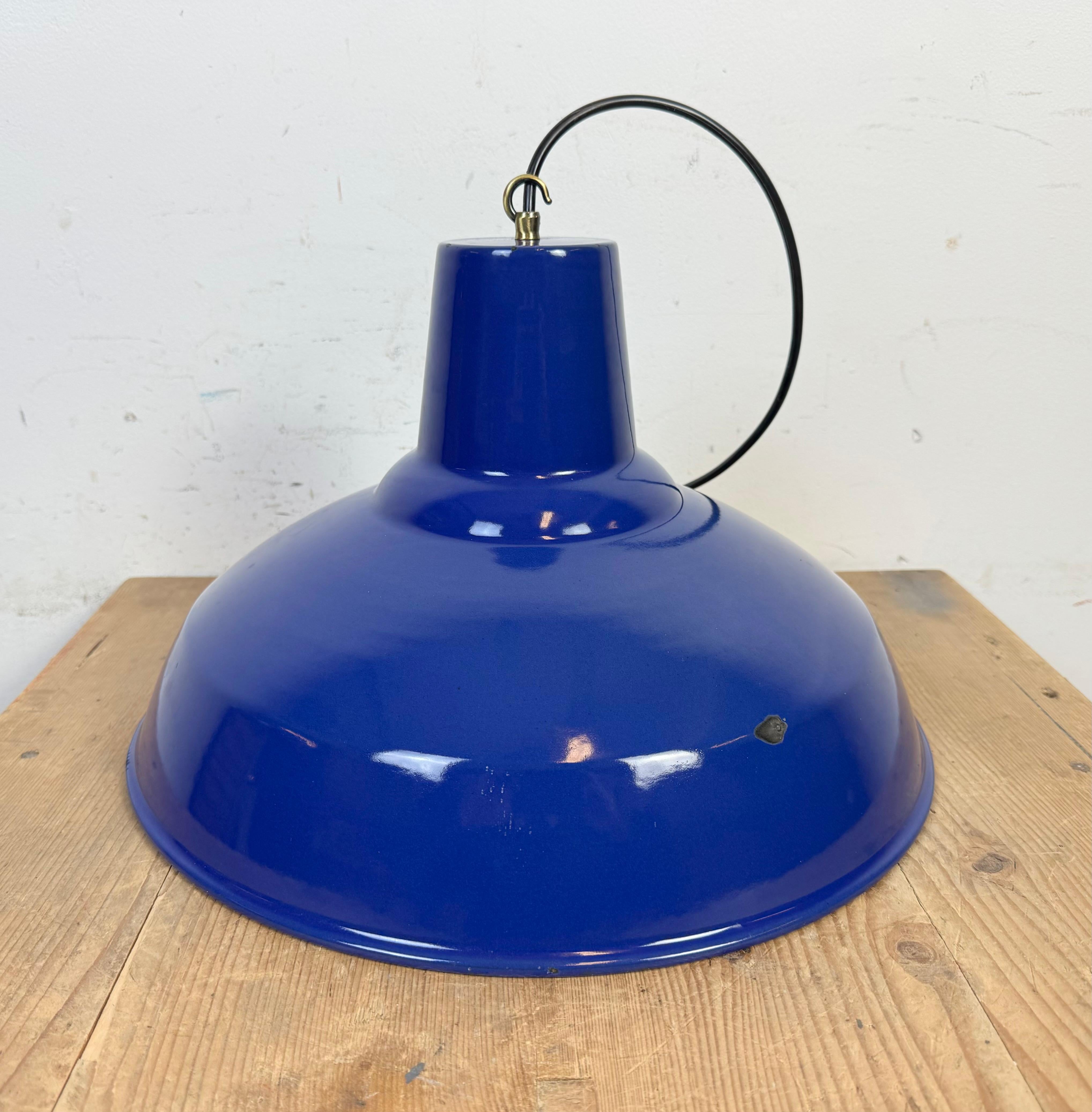 Lampada a sospensione industriale di fabbrica con smalto blu, anni '60 in vendita 6
