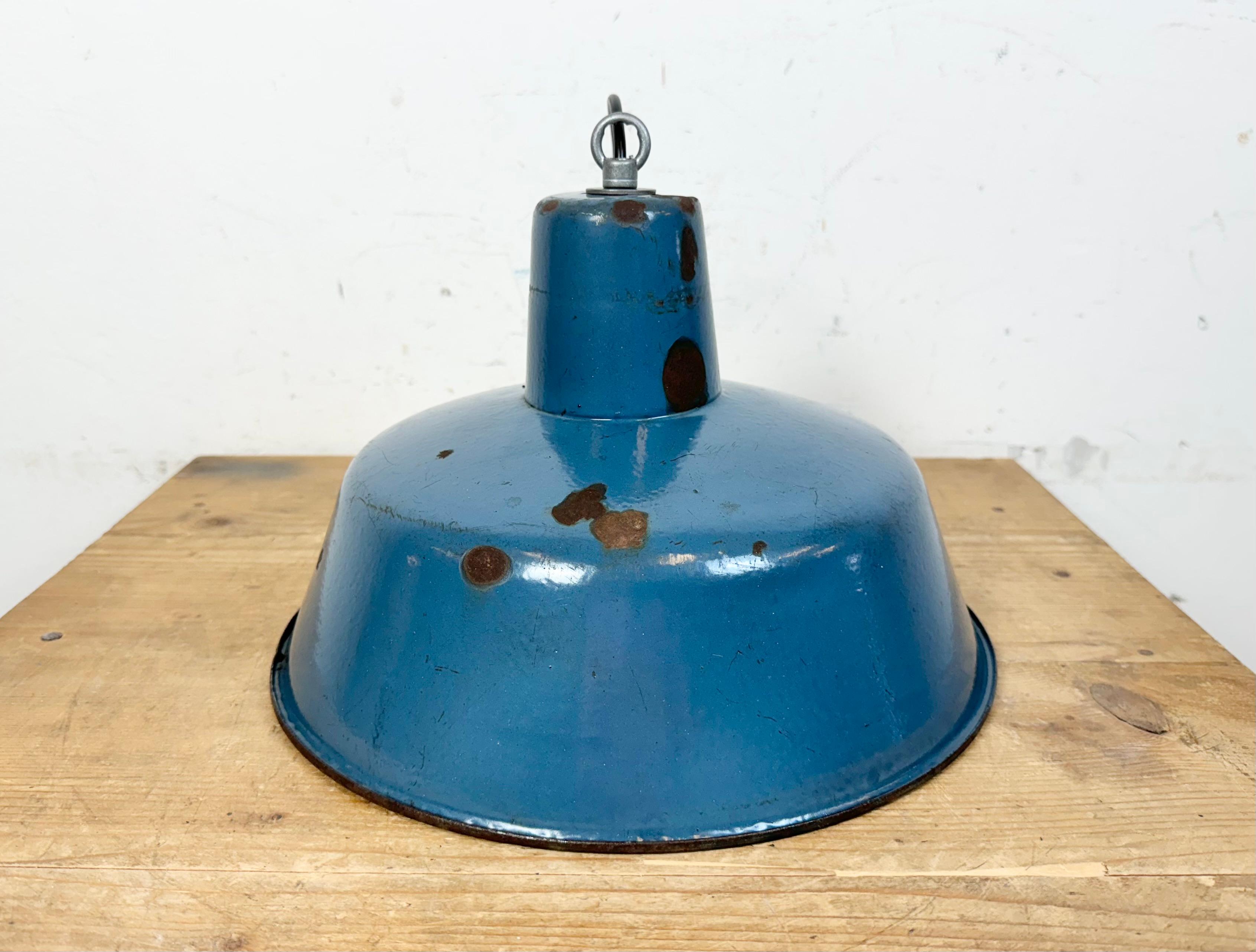 Lampada a sospensione industriale di fabbrica con smalto blu, anni '60 in vendita 9