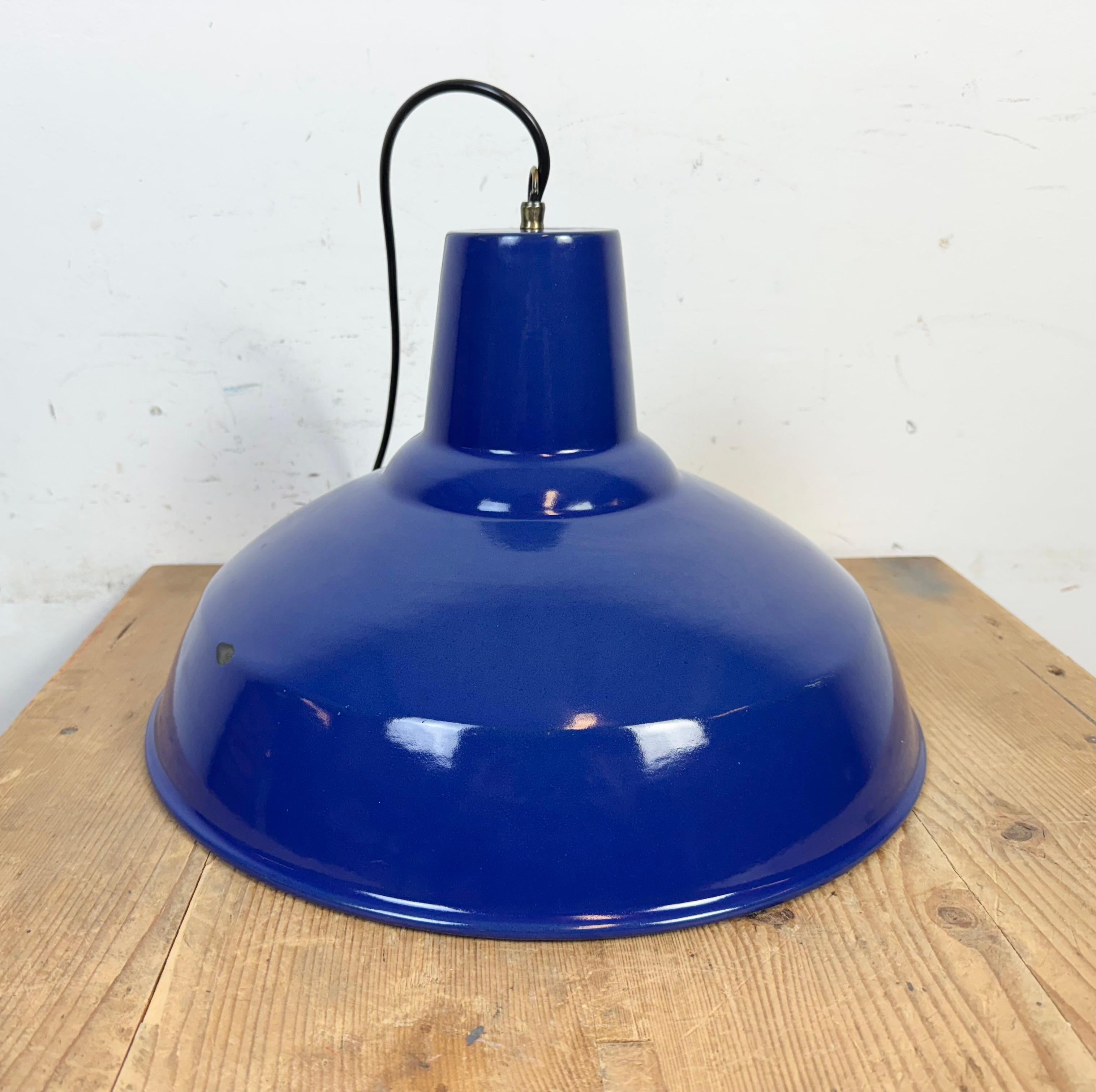 Lampada a sospensione industriale di fabbrica con smalto blu, anni '60 in vendita 9
