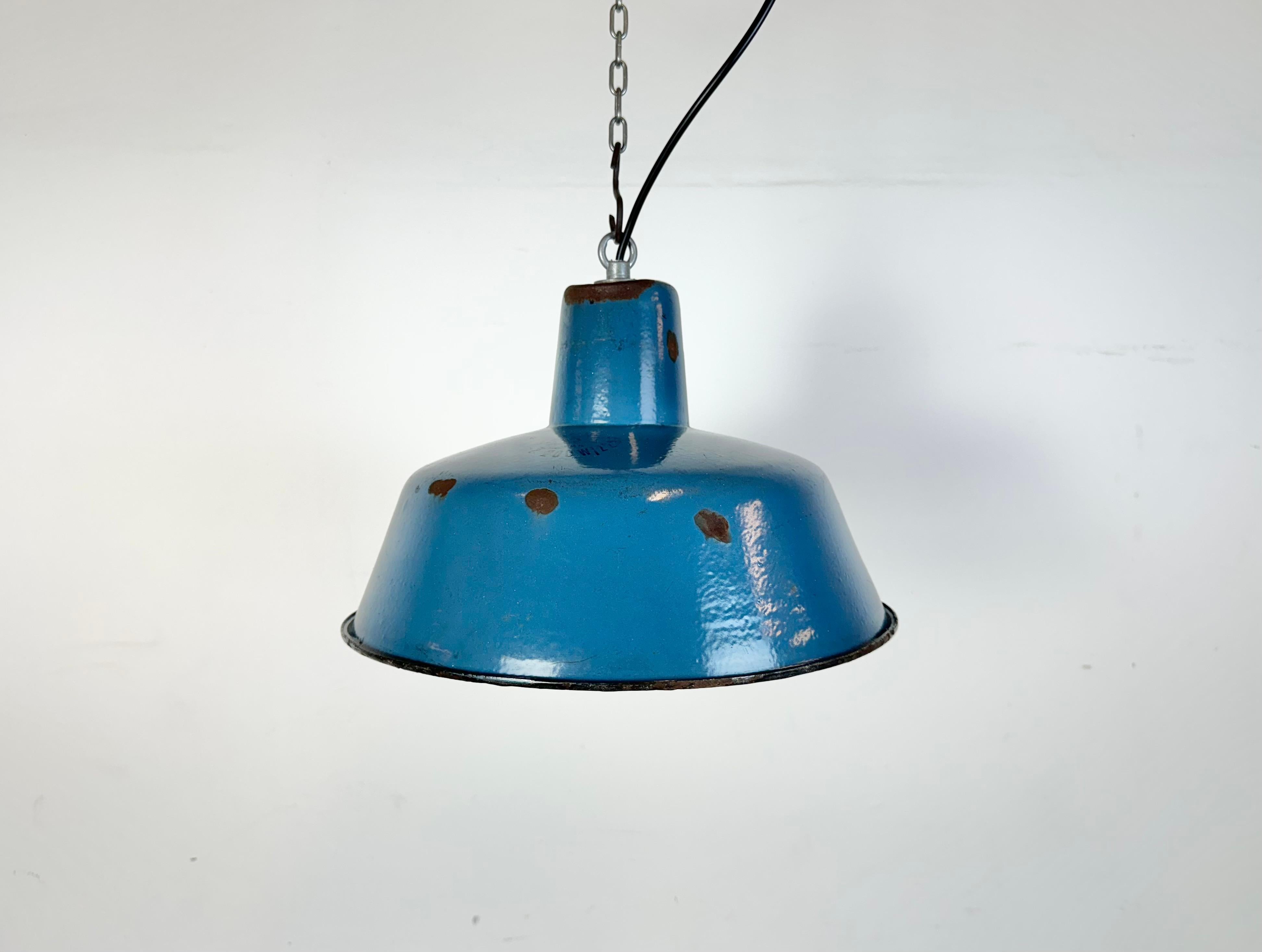 Lampada a sospensione industriale in smalto blu realizzata in Polonia negli anni '60. Smalto bianco all'interno del paralume. Top in ferro. La presa in porcellana richiede lampadine E27/ E26. Un nuovo cavo. Il peso della lampada è di 1,2 kg. Il
