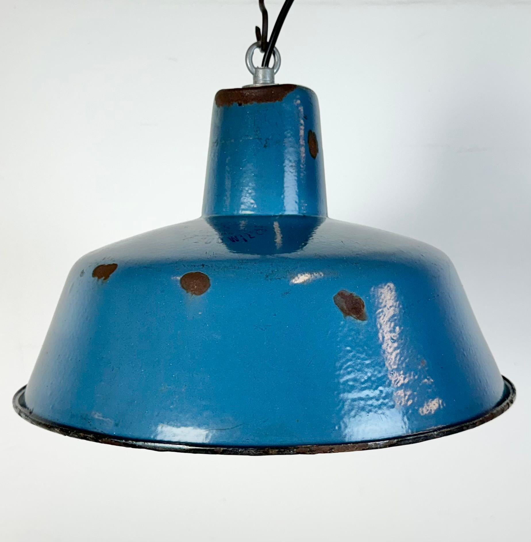 Industriale Lampada a sospensione industriale di fabbrica con smalto blu, anni '60 in vendita