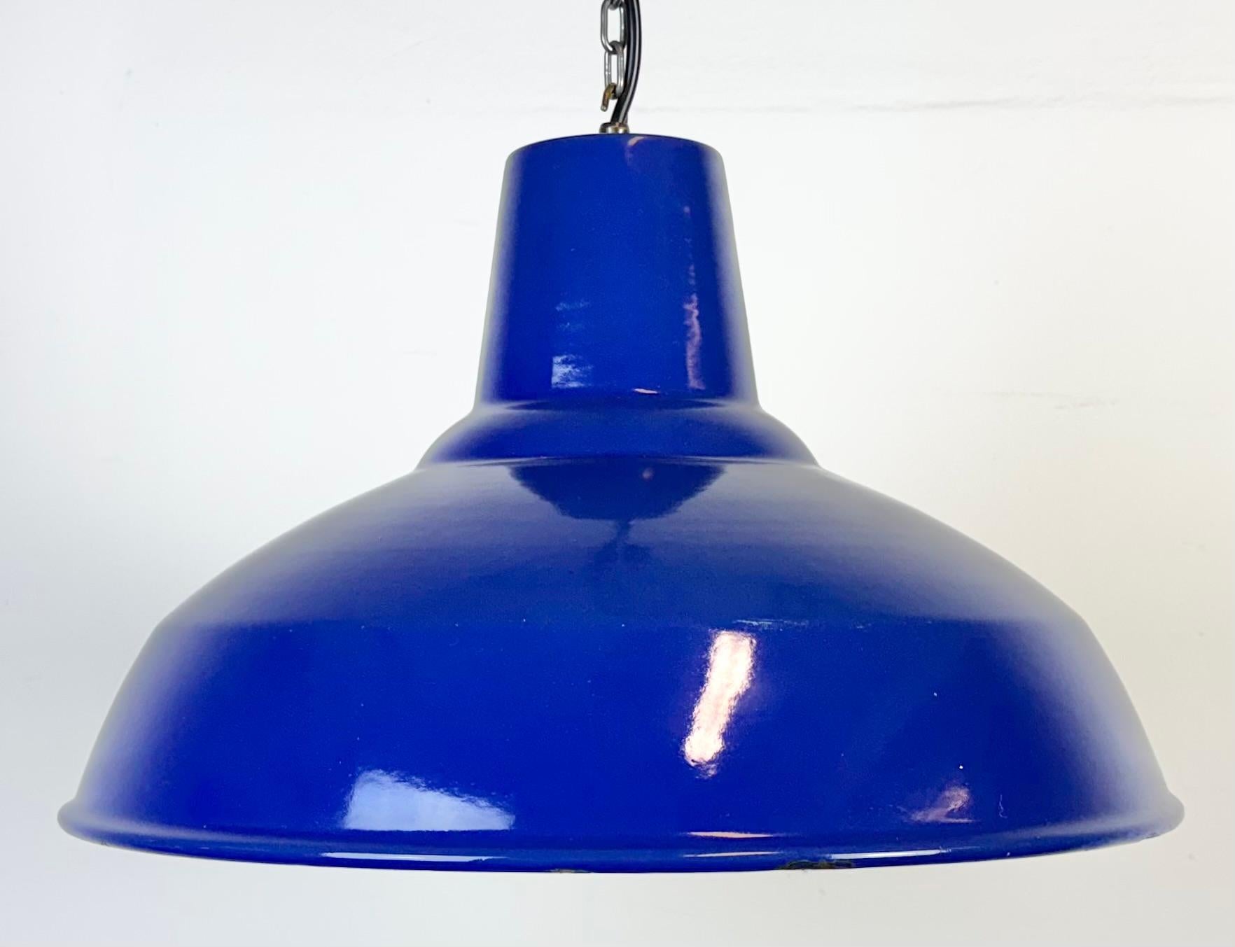 Industriale Lampada a sospensione industriale di fabbrica con smalto blu, anni '60 in vendita
