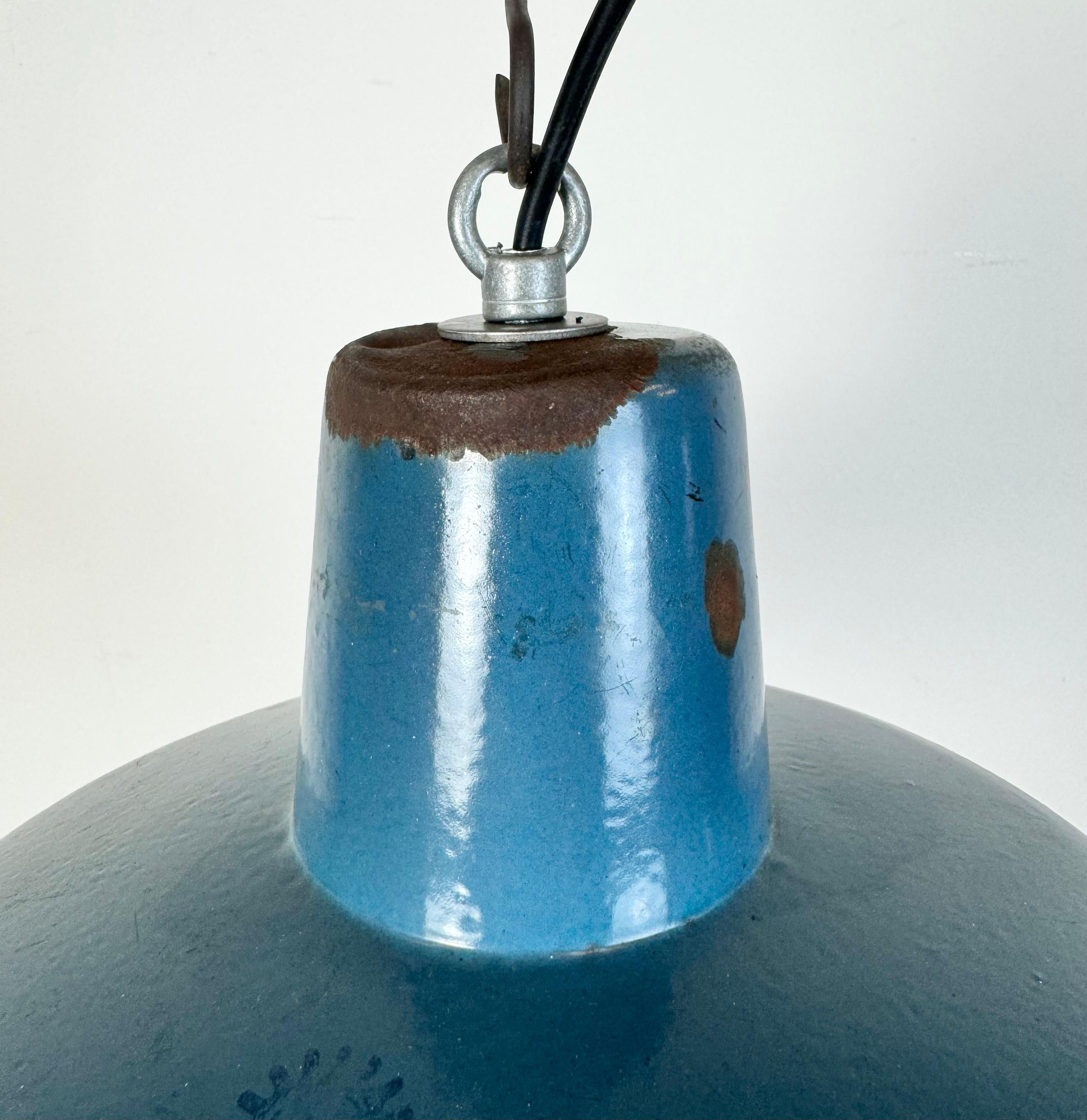 Polacco Lampada a sospensione industriale di fabbrica con smalto blu, anni '60 in vendita