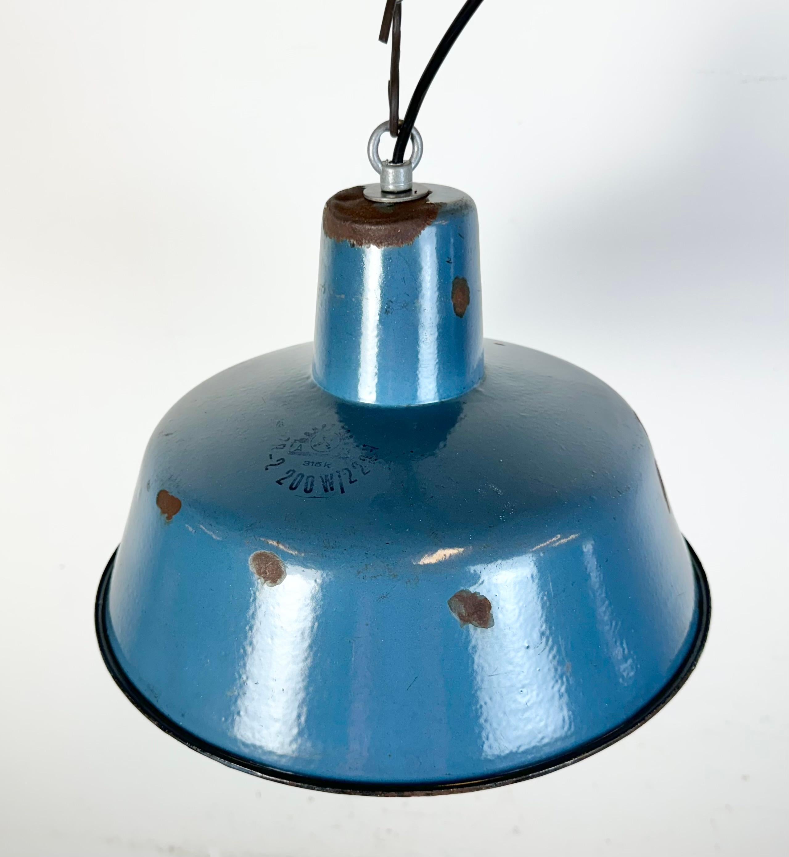 Lampada a sospensione industriale di fabbrica con smalto blu, anni '60 In condizioni buone in vendita a Kojetice, CZ