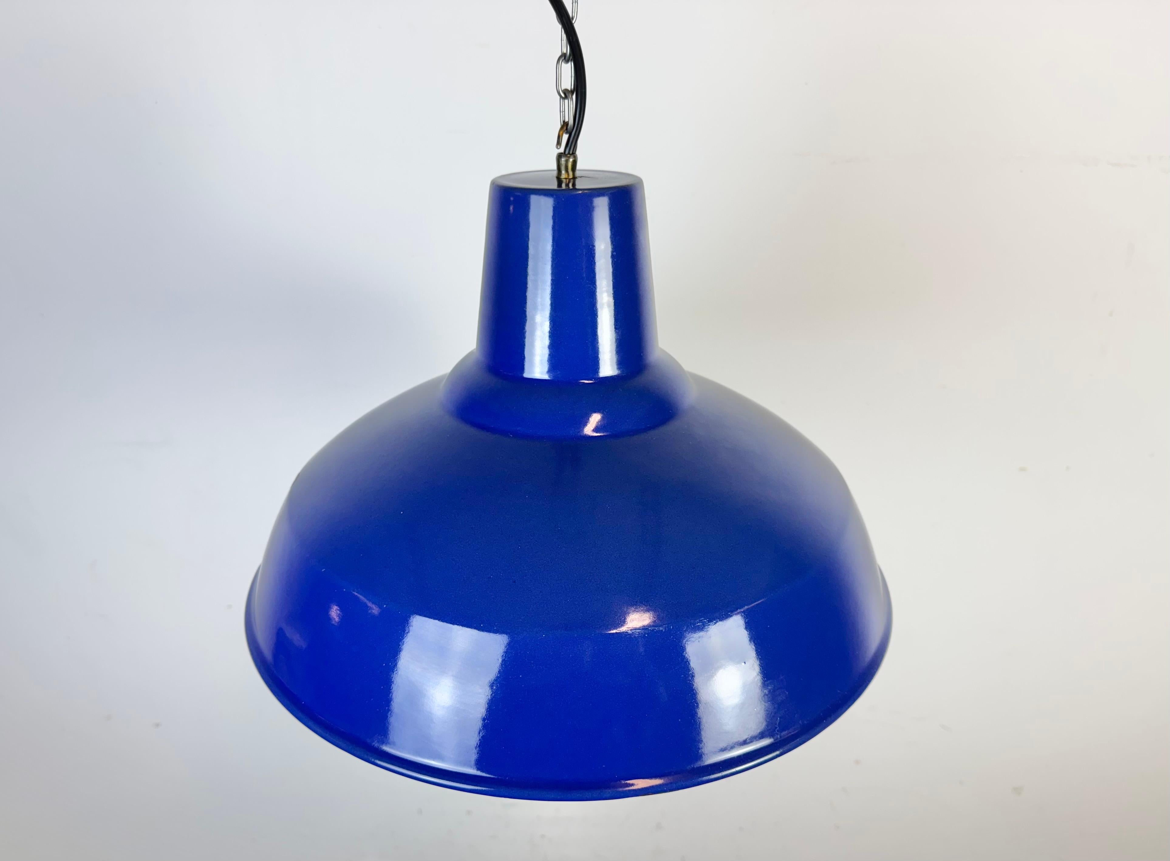 Lampada a sospensione industriale di fabbrica con smalto blu, anni '60 In condizioni buone in vendita a Kojetice, CZ