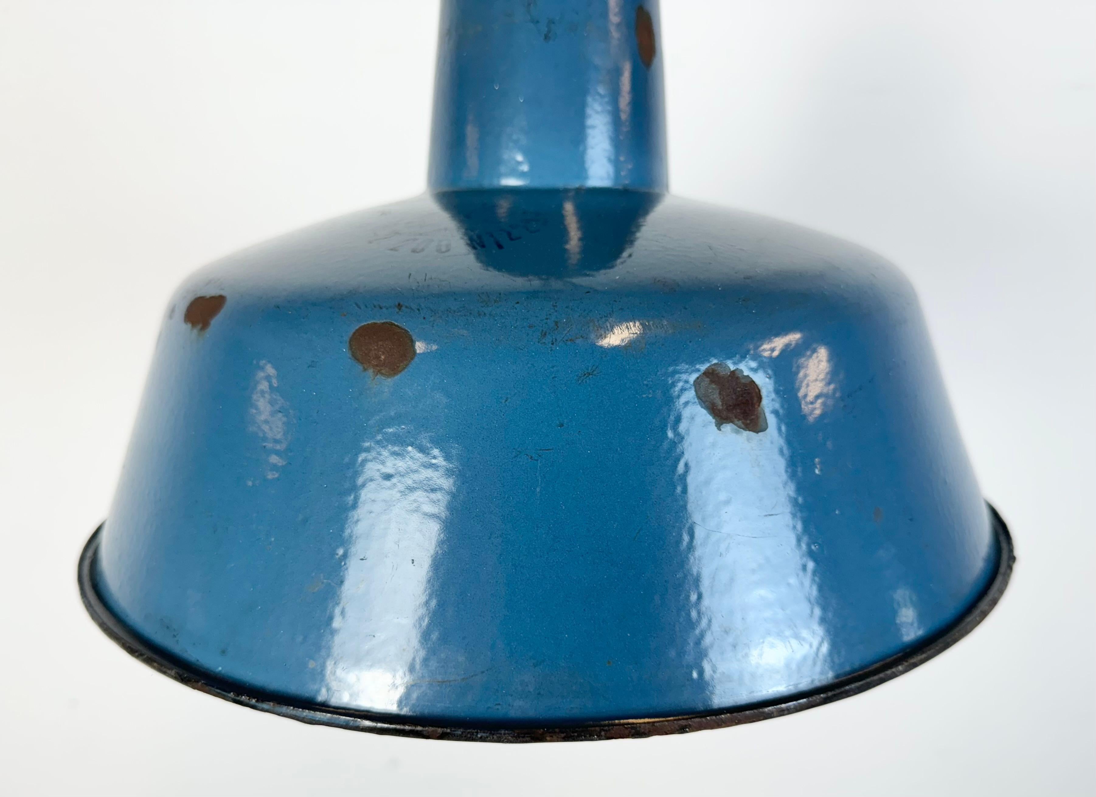 XX secolo Lampada a sospensione industriale di fabbrica con smalto blu, anni '60 in vendita