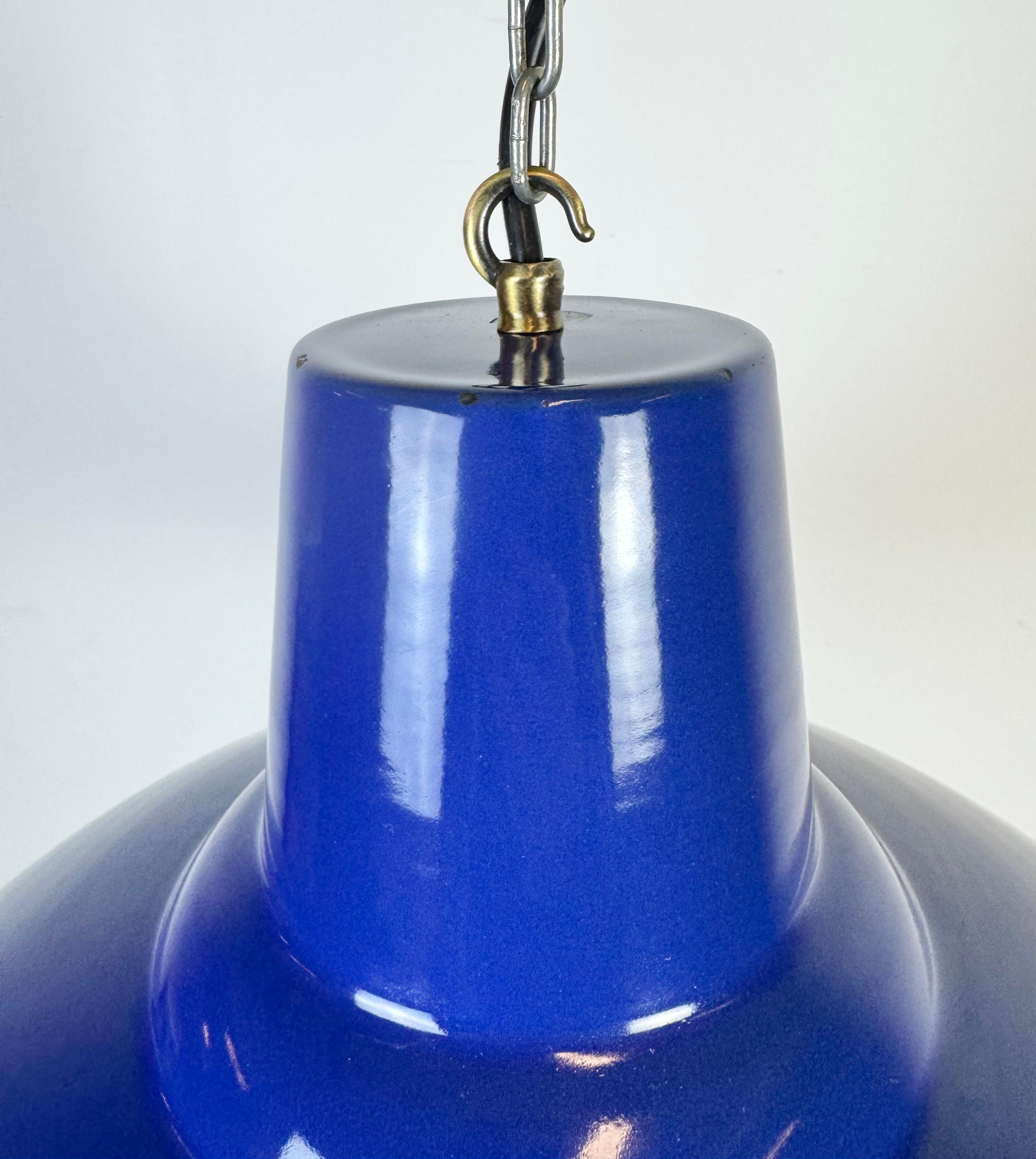 XX secolo Lampada a sospensione industriale di fabbrica con smalto blu, anni '60 in vendita