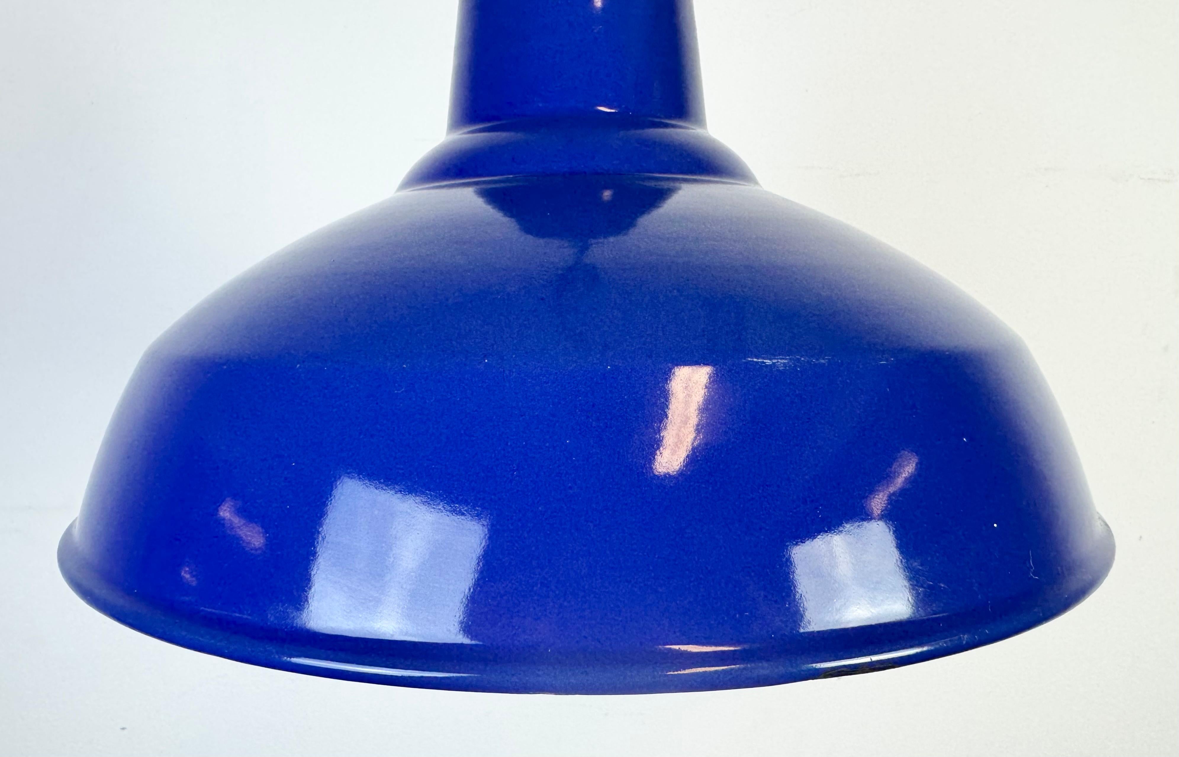 Smalto Lampada a sospensione industriale di fabbrica con smalto blu, anni '60 in vendita