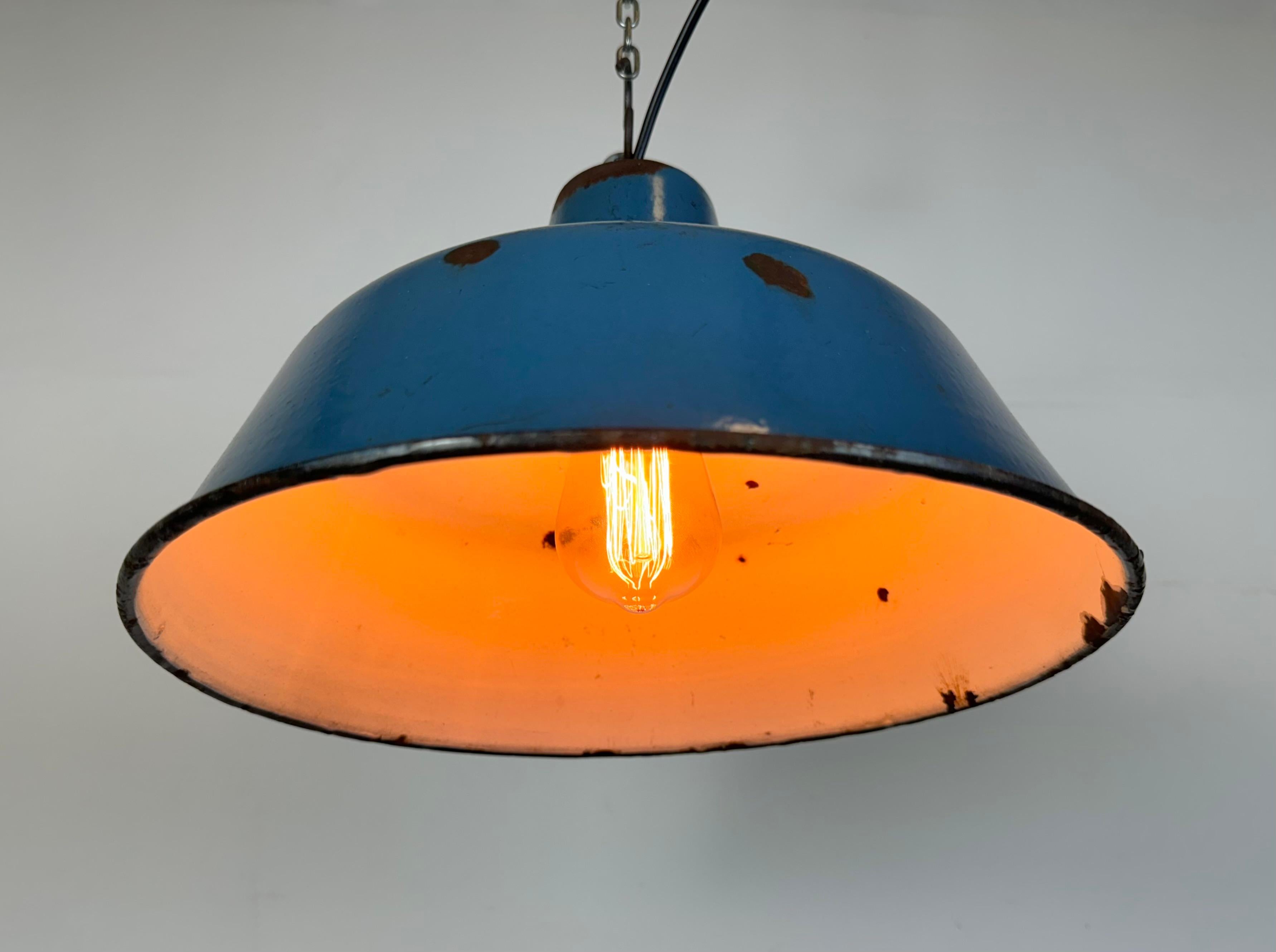 Lampada a sospensione industriale di fabbrica con smalto blu, anni '60 in vendita 1