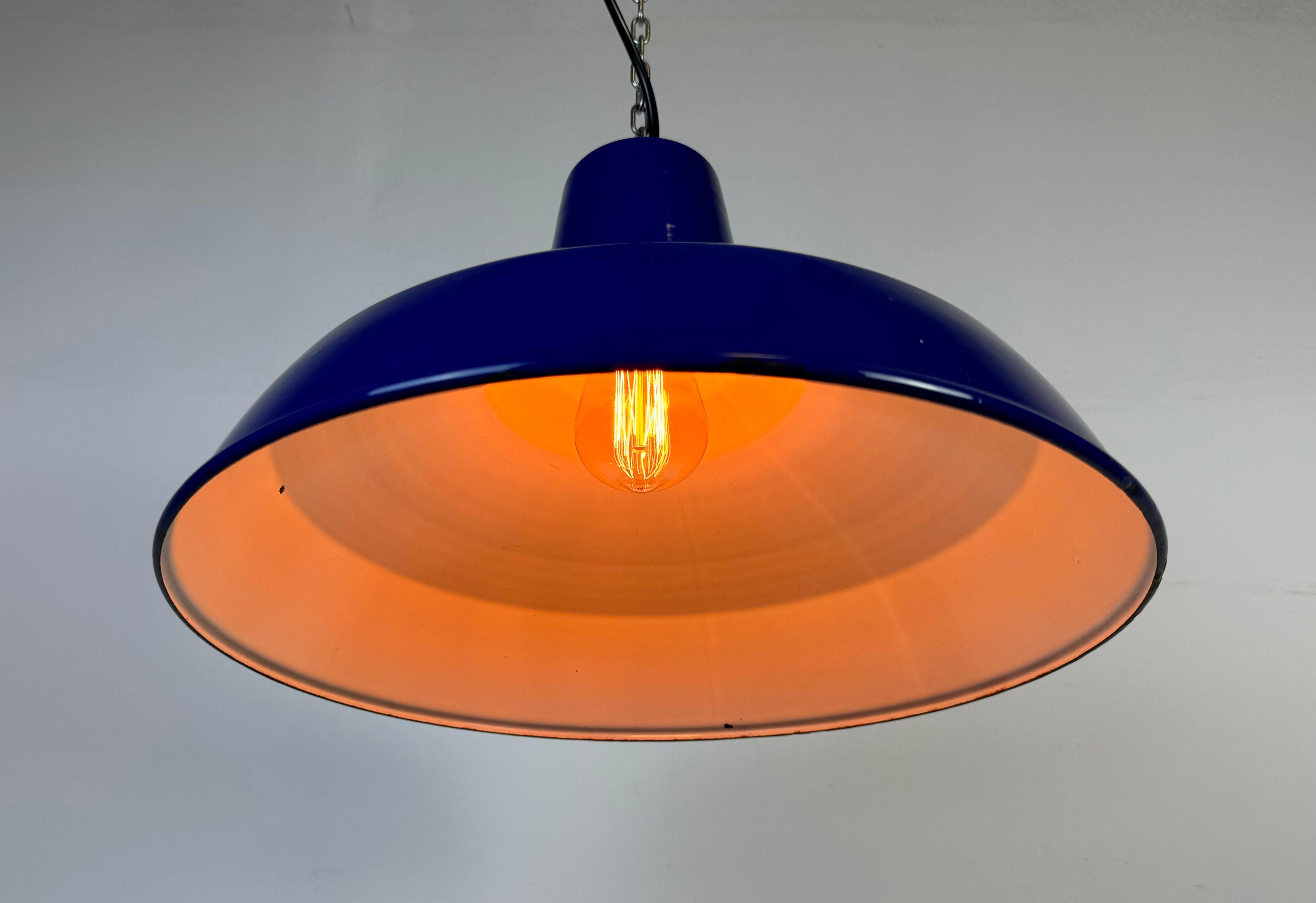 Lampada a sospensione industriale di fabbrica con smalto blu, anni '60 in vendita 1