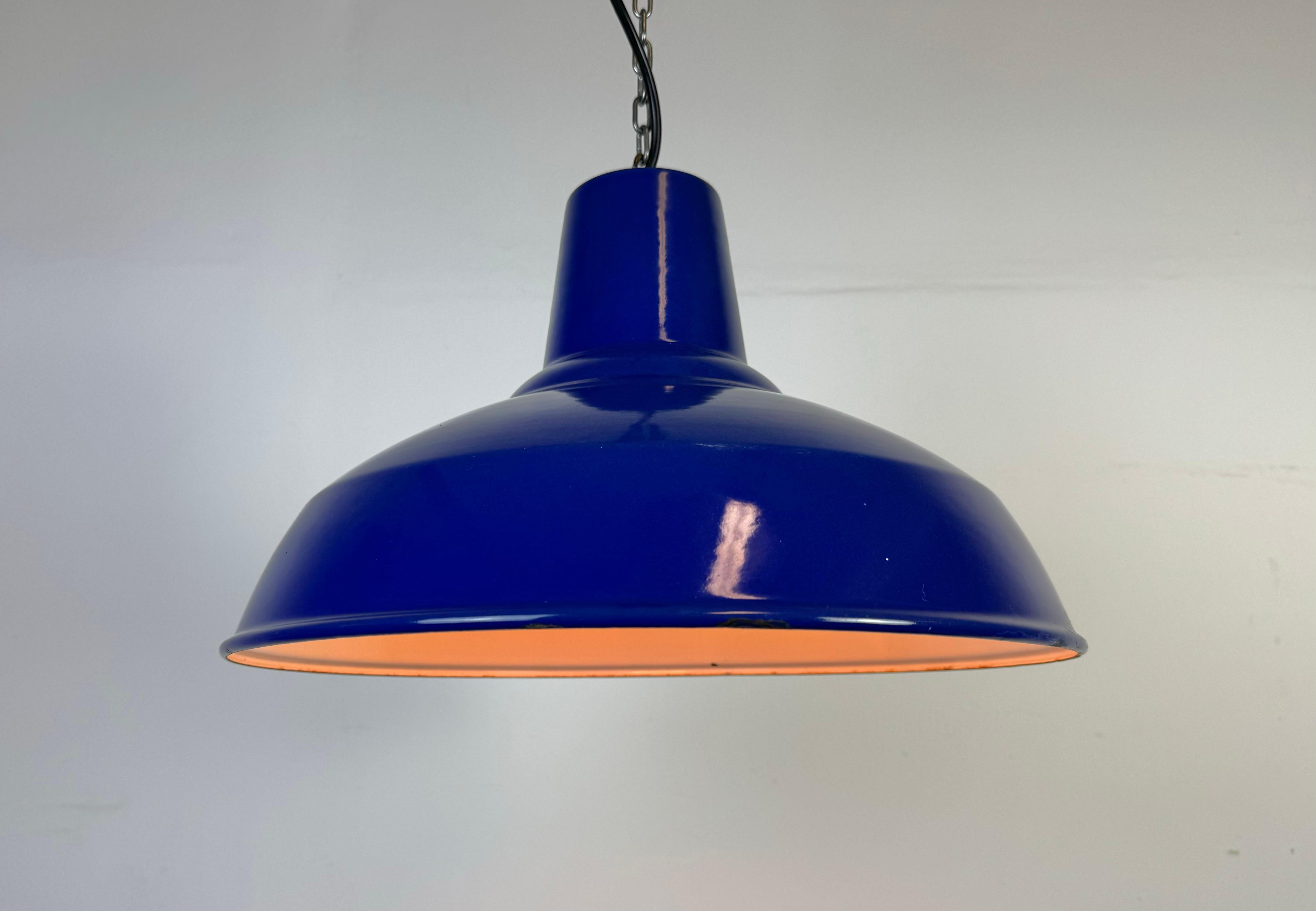 Lampada a sospensione industriale di fabbrica con smalto blu, anni '60 in vendita 2