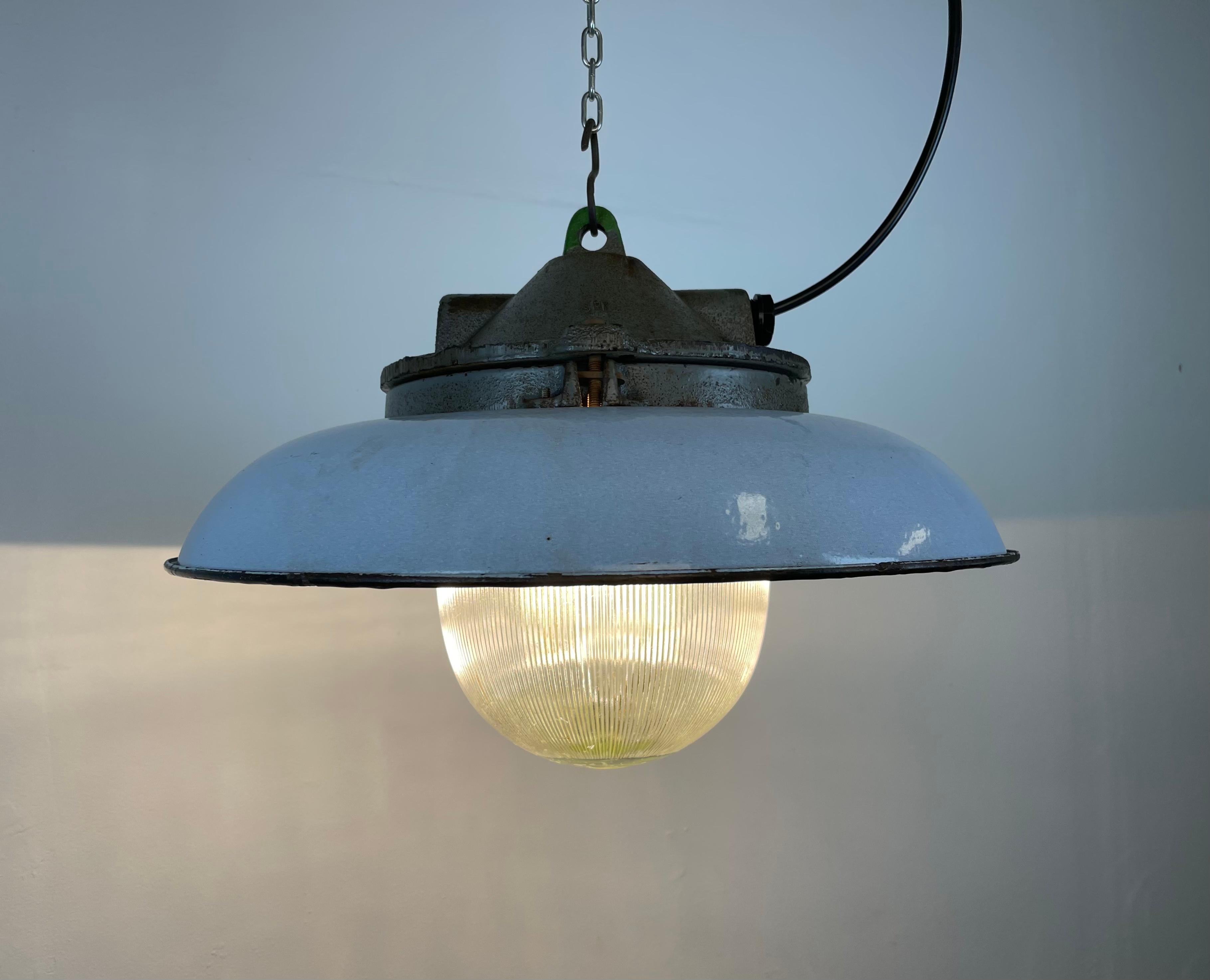 Lampe à suspension industrielle en fonte et émail bleu de Zaos, années 1960 en vente 2