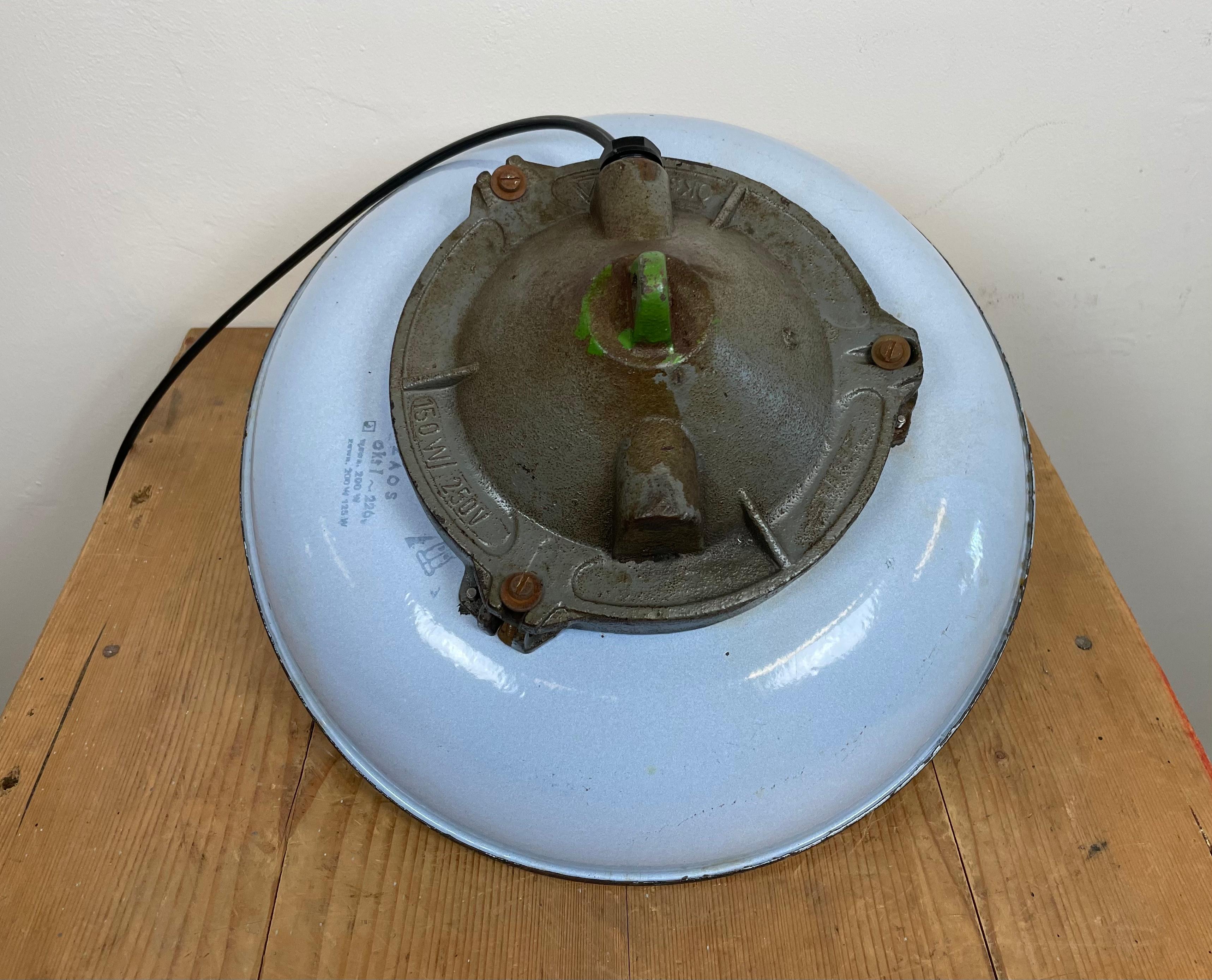 Lampe à suspension industrielle en fonte et émail bleu de Zaos, années 1960 en vente 4