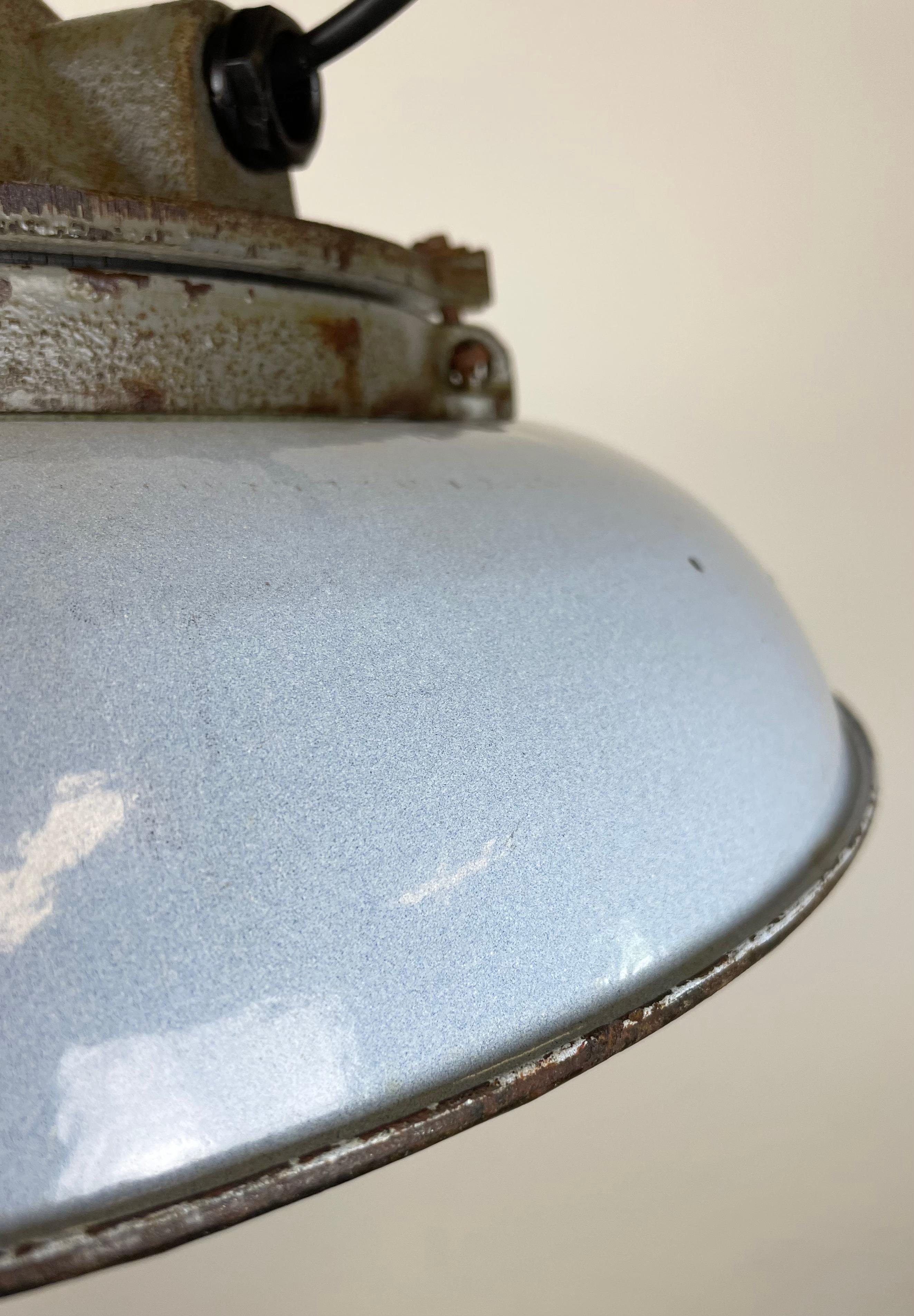Lampe à suspension industrielle en fonte et émail bleu de Zaos, années 1960 Bon état - En vente à Kojetice, CZ