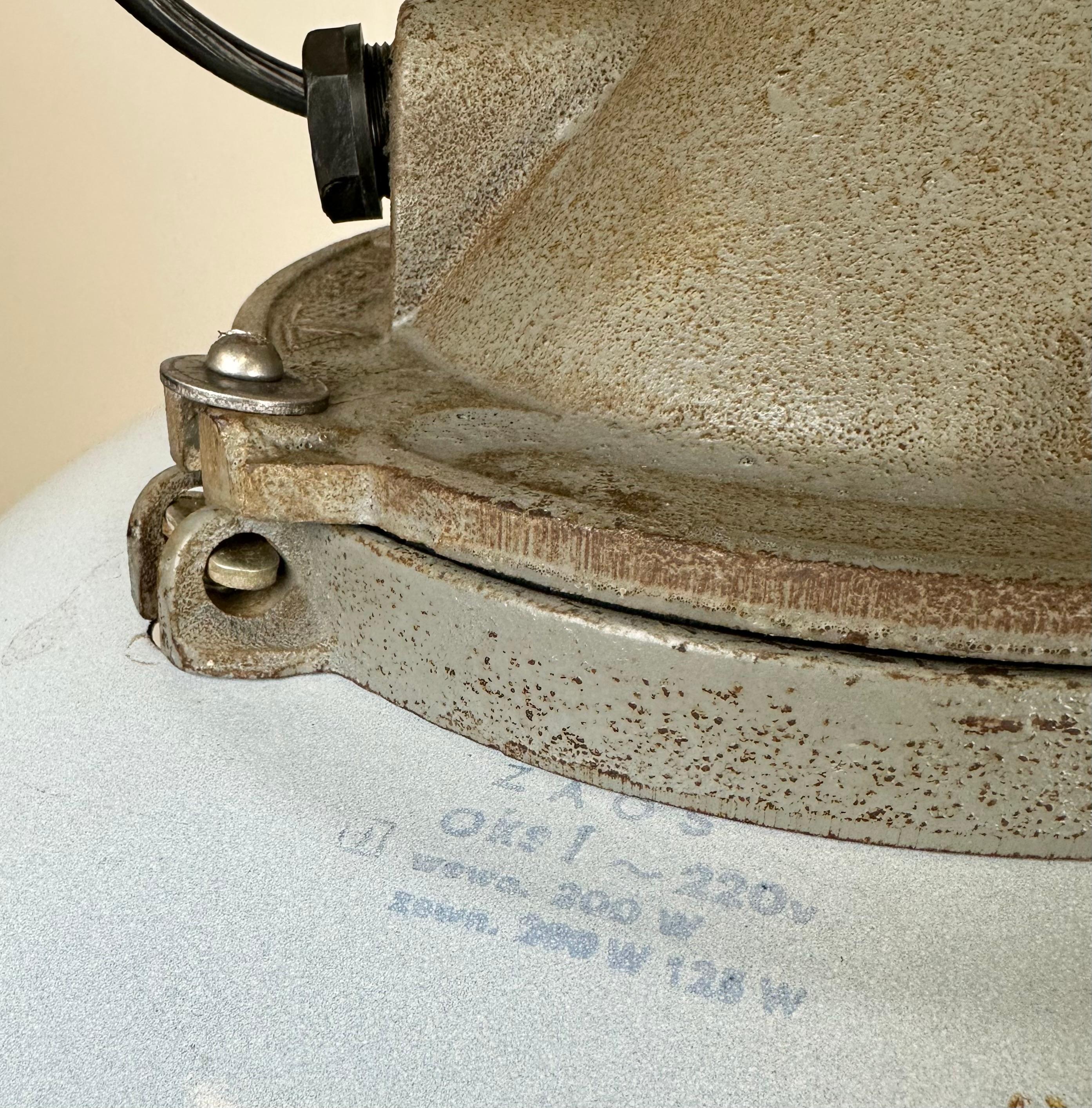 XX secolo Lampada a sospensione industriale in ghisa con smalto blu di Zaos, anni '60 in vendita