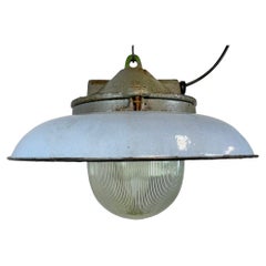 Lampe à suspension industrielle en fonte et émail bleu de Zaos, années 1960