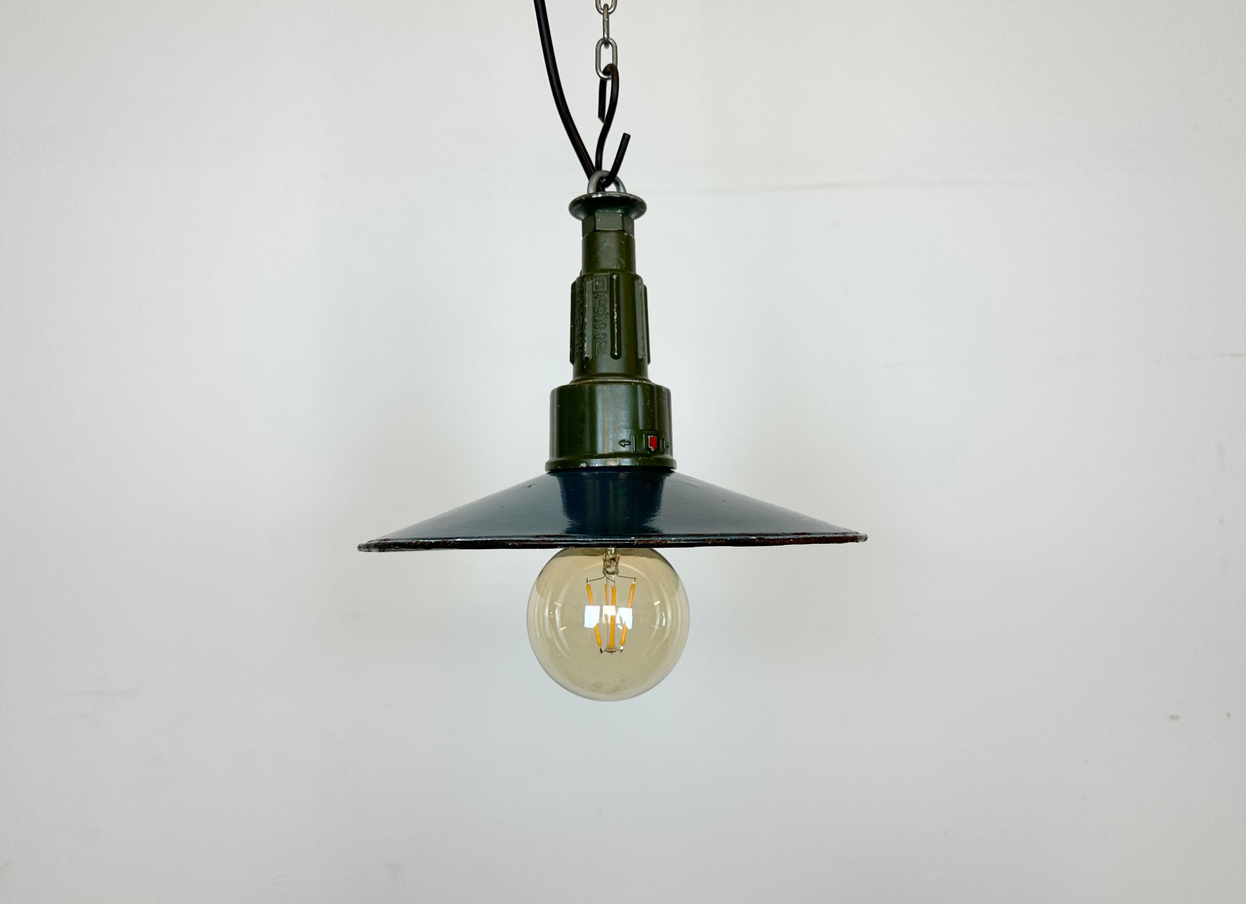 Industrial blue enamel pendant light made in Poland during the 1960s. White enamel inside the shade. Green cast aluminium top. The socket requires standard E 27/ E26 light bulbs. New wire. The weight of the lamp is 0.5 kg.
The light bulb is not