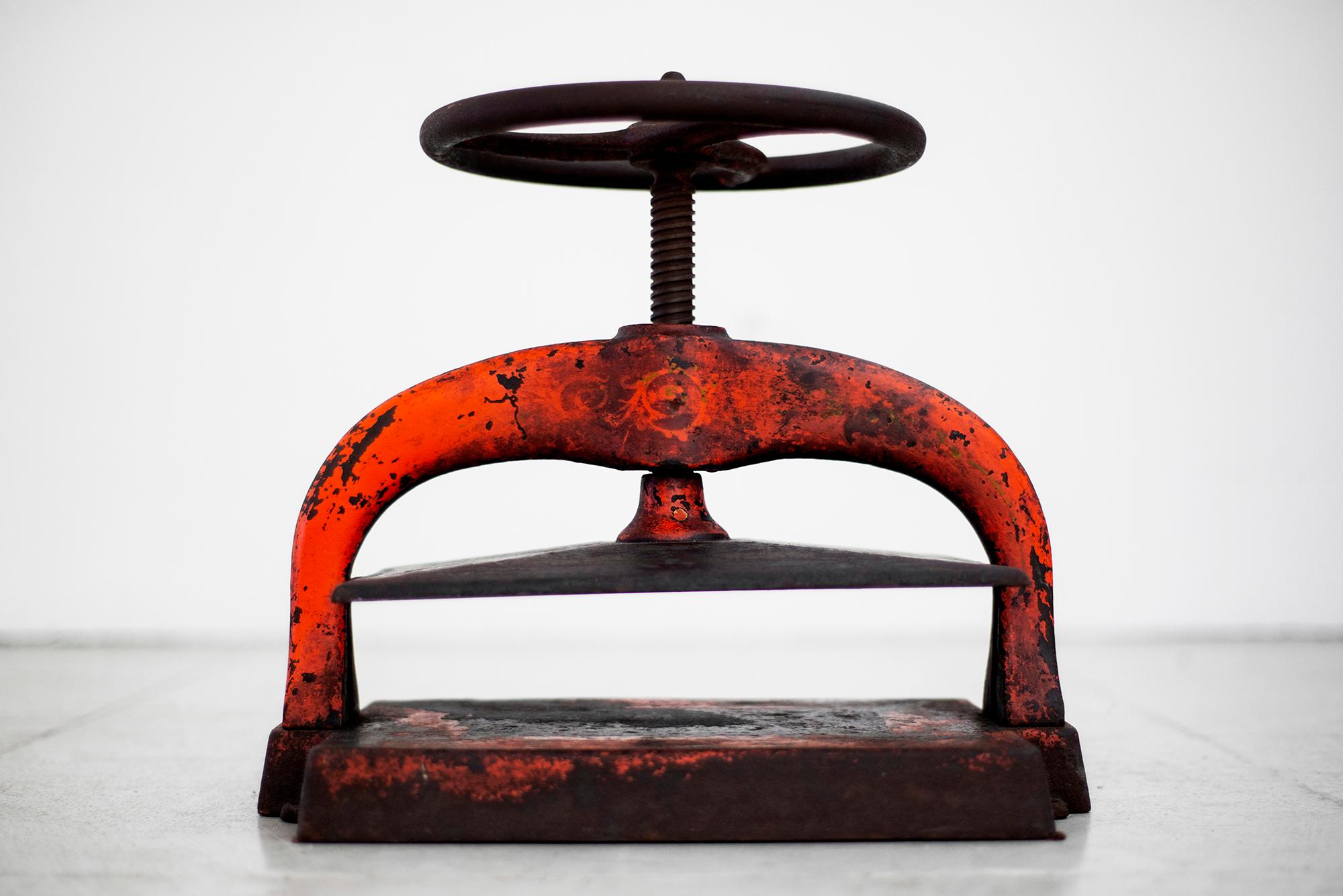 Original industrial book press of solid iron with great patina
Wonderful object for a book collection!
