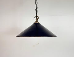 Lámpara colgante industrial británica de fábrica esmaltada en azul oscuro, años 50